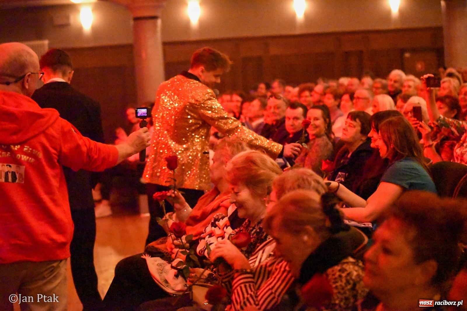 Zdjęcie w galerii na portalu naszraciborz.pl: Elvis ożył w Raciborzu na Dzień Kobiet i rozdawał róże. Fabian Besta w RCK wiadomości z regionu