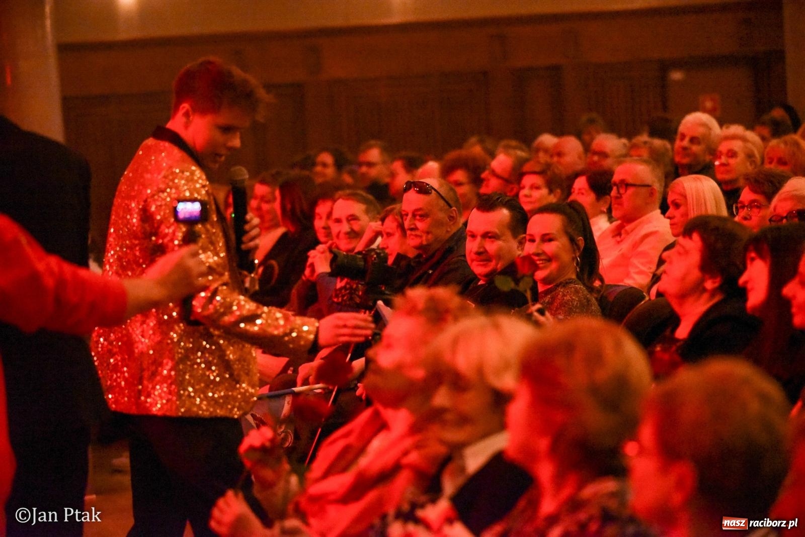 Zdjęcie w galerii na portalu naszraciborz.pl: Elvis ożył w Raciborzu na Dzień Kobiet i rozdawał róże. Fabian Besta w RCK wiadomości z regionu