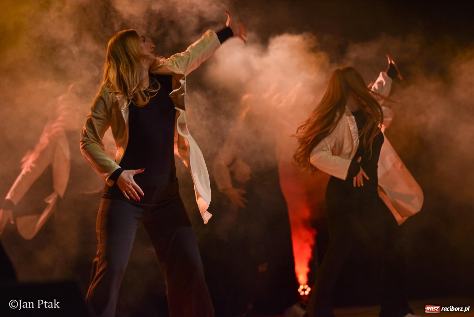 Zdjęcie w galerii na portalu naszraciborz.pl: Elvis ożył w Raciborzu na Dzień Kobiet i rozdawał róże. Fabian Besta w RCK wiadomości z regionu