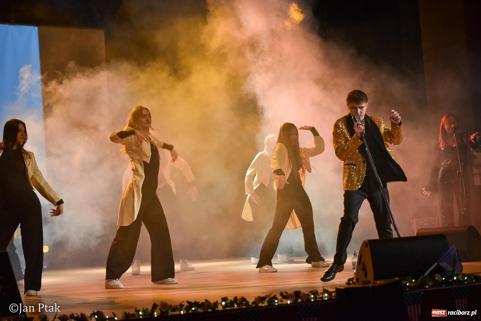 Zdjęcie w galerii na portalu naszraciborz.pl: Elvis ożył w Raciborzu na Dzień Kobiet i rozdawał róże. Fabian Besta w RCK wiadomości z regionu