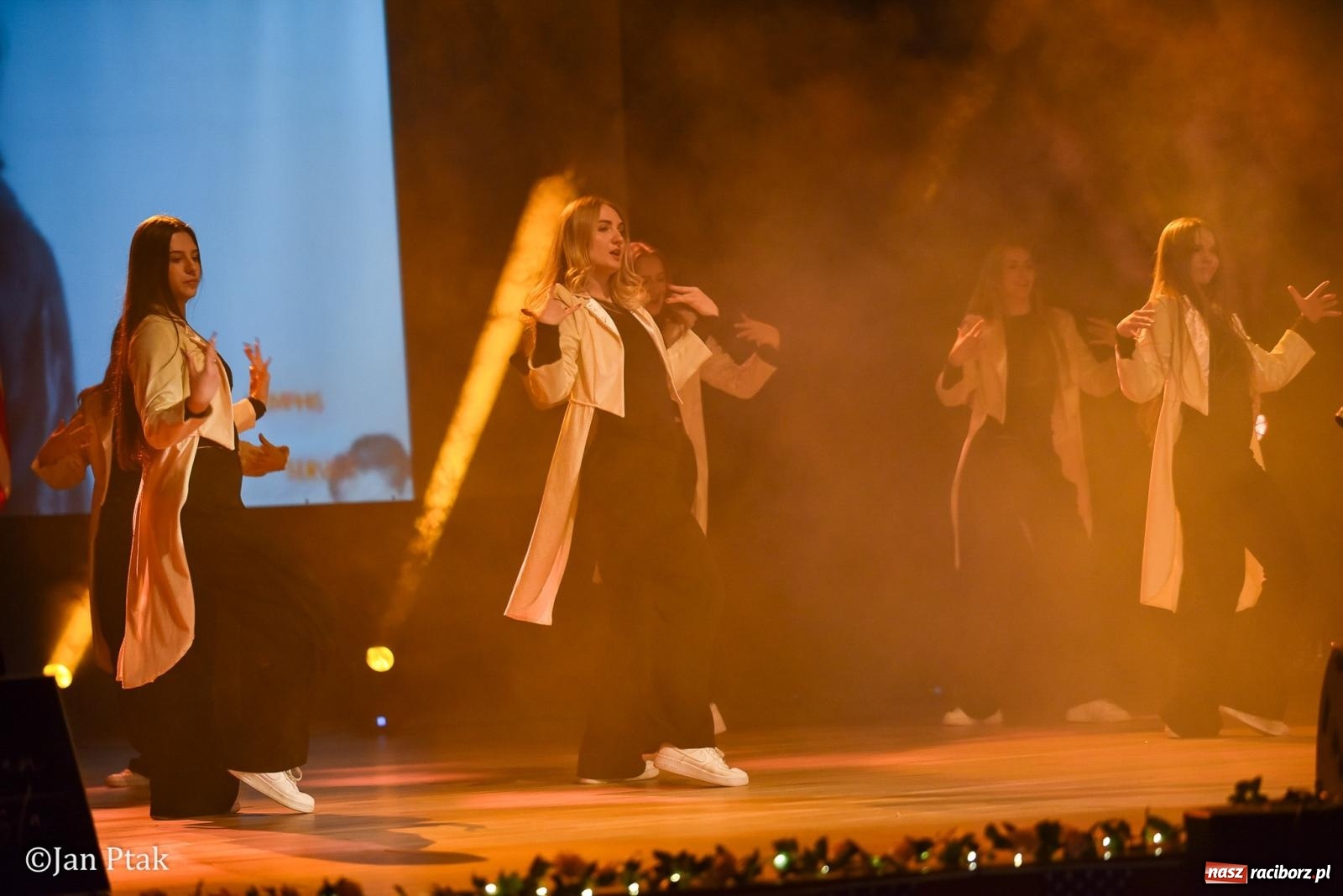 Zdjęcie w galerii na portalu naszraciborz.pl: Elvis ożył w Raciborzu na Dzień Kobiet i rozdawał róże. Fabian Besta w RCK wiadomości z regionu