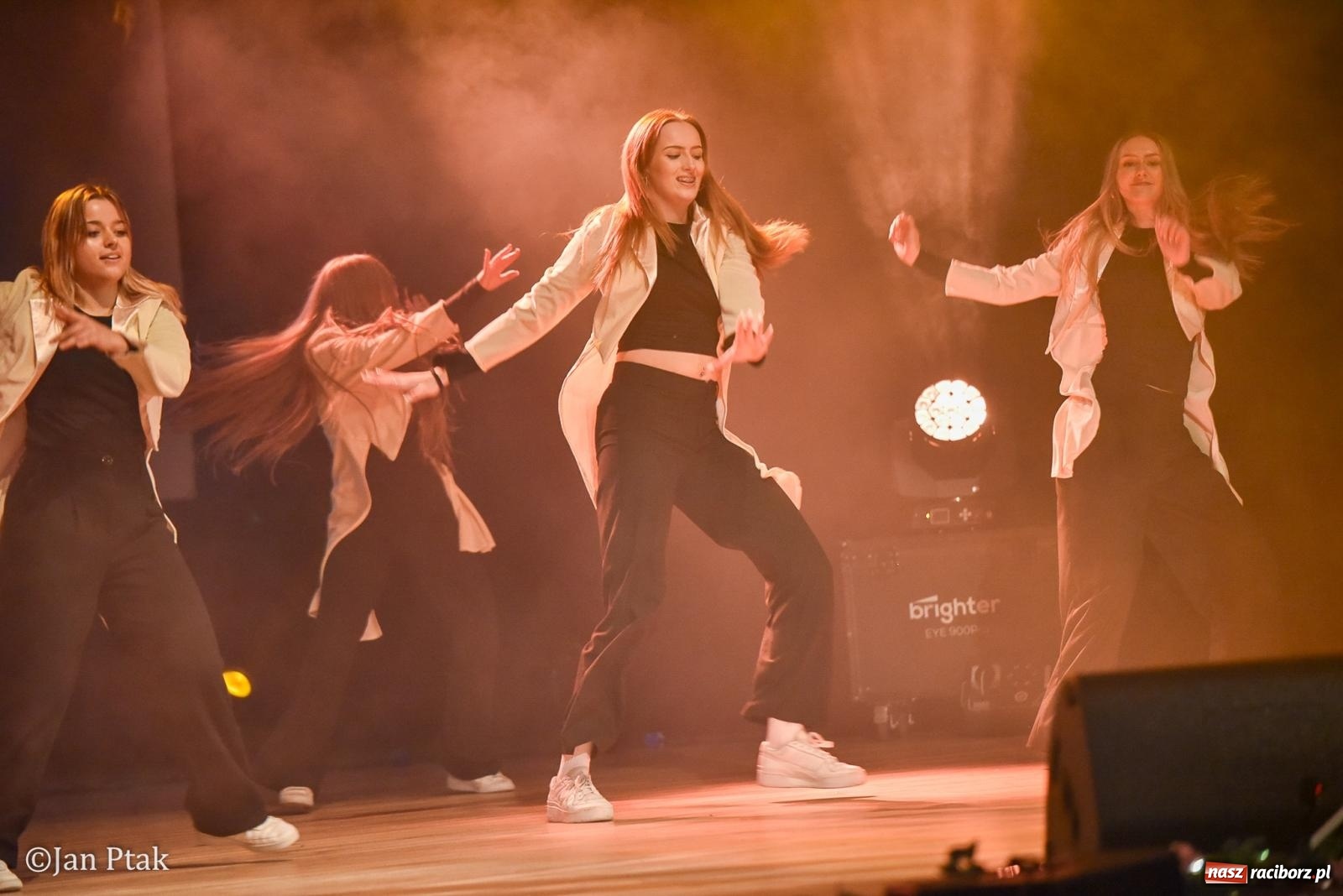 Zdjęcie w galerii na portalu naszraciborz.pl: Elvis ożył w Raciborzu na Dzień Kobiet i rozdawał róże. Fabian Besta w RCK wiadomości z regionu