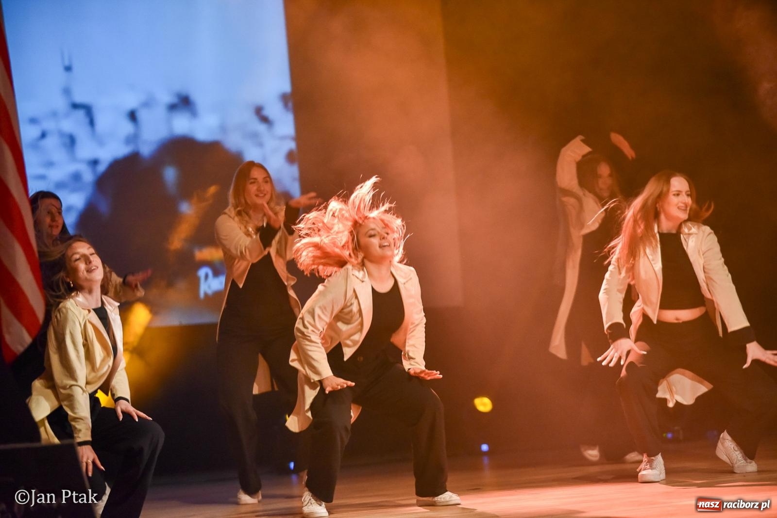 Zdjęcie w galerii na portalu naszraciborz.pl: Elvis ożył w Raciborzu na Dzień Kobiet i rozdawał róże. Fabian Besta w RCK wiadomości z regionu