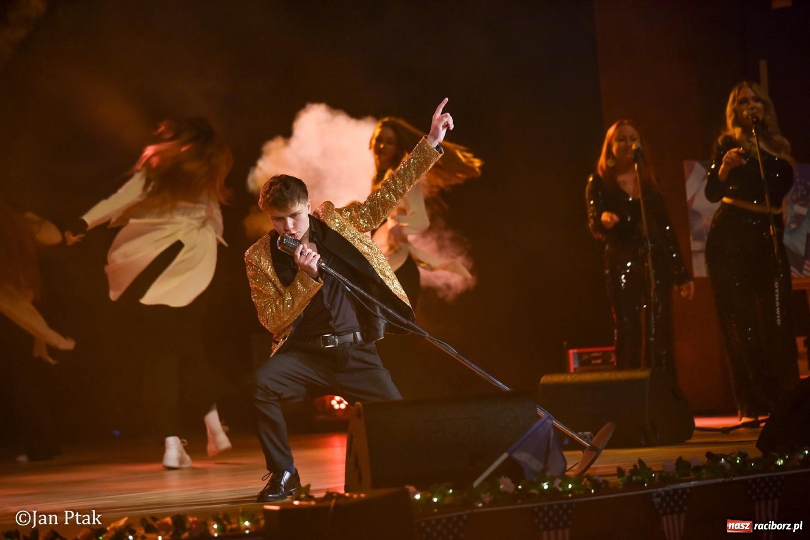 Zdjęcie w galerii na portalu naszraciborz.pl: Elvis ożył w Raciborzu na Dzień Kobiet i rozdawał róże. Fabian Besta w RCK wiadomości z regionu