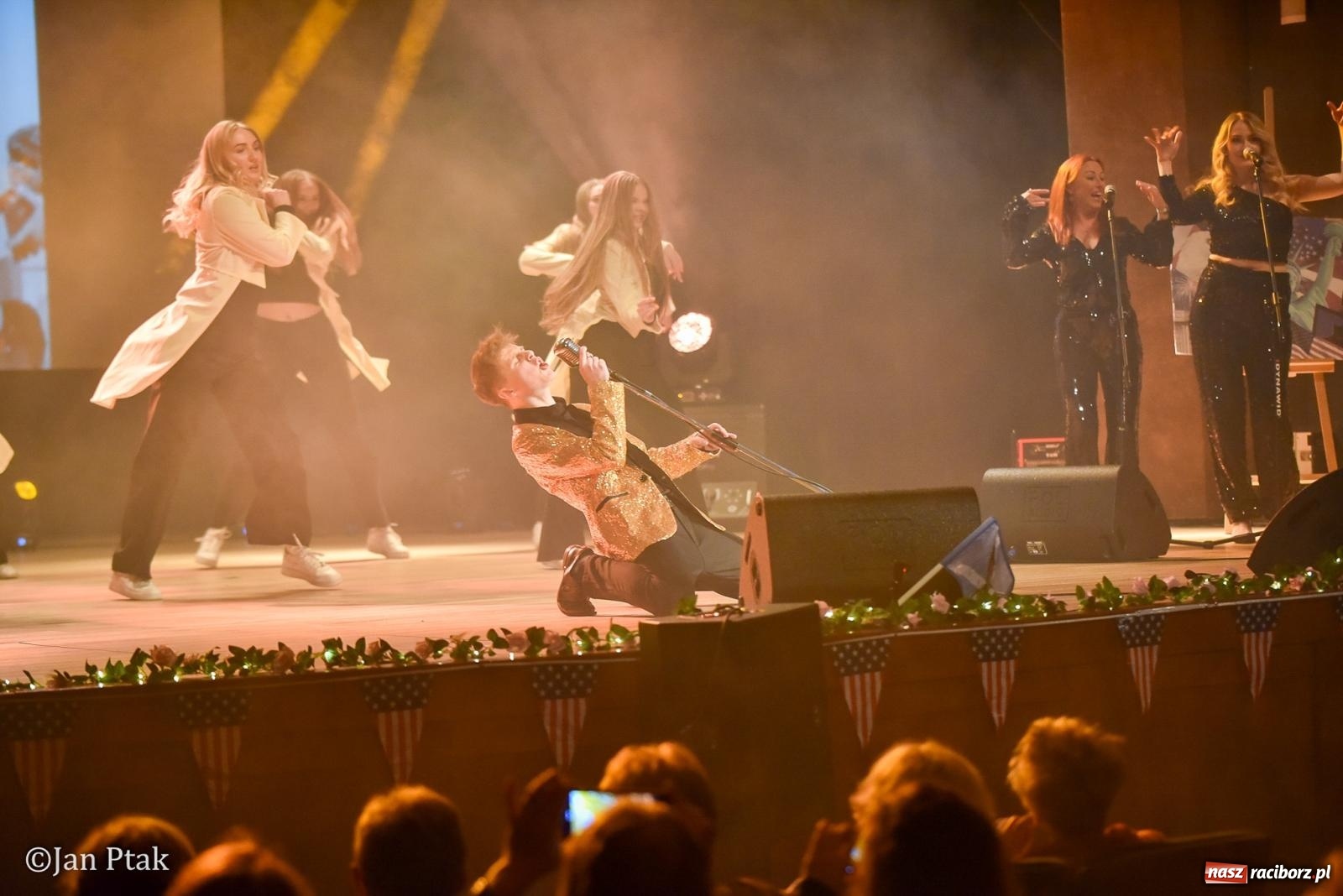 Zdjęcie w galerii na portalu naszraciborz.pl: Elvis ożył w Raciborzu na Dzień Kobiet i rozdawał róże. Fabian Besta w RCK wiadomości z regionu