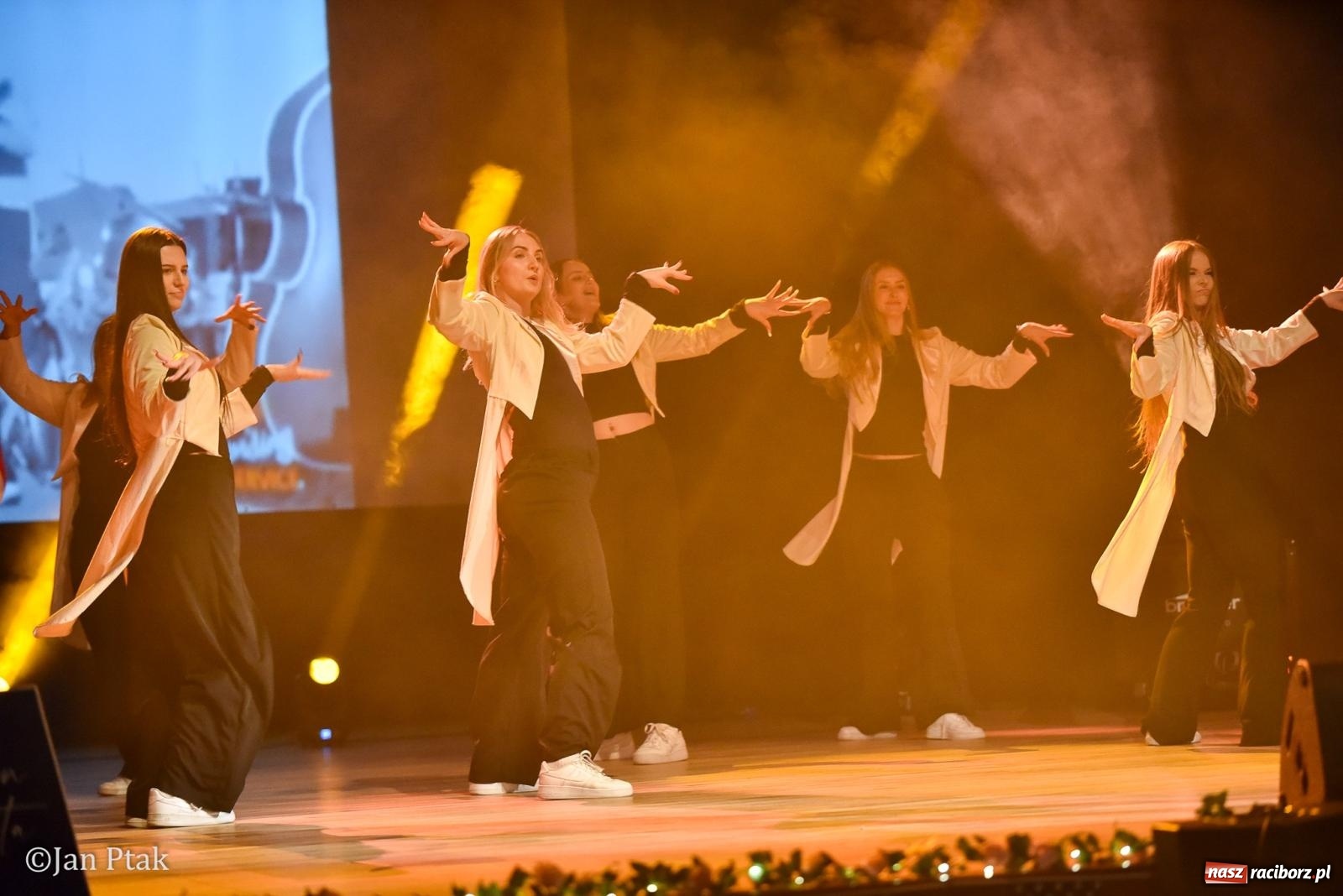 Zdjęcie w galerii na portalu naszraciborz.pl: Elvis ożył w Raciborzu na Dzień Kobiet i rozdawał róże. Fabian Besta w RCK wiadomości z regionu