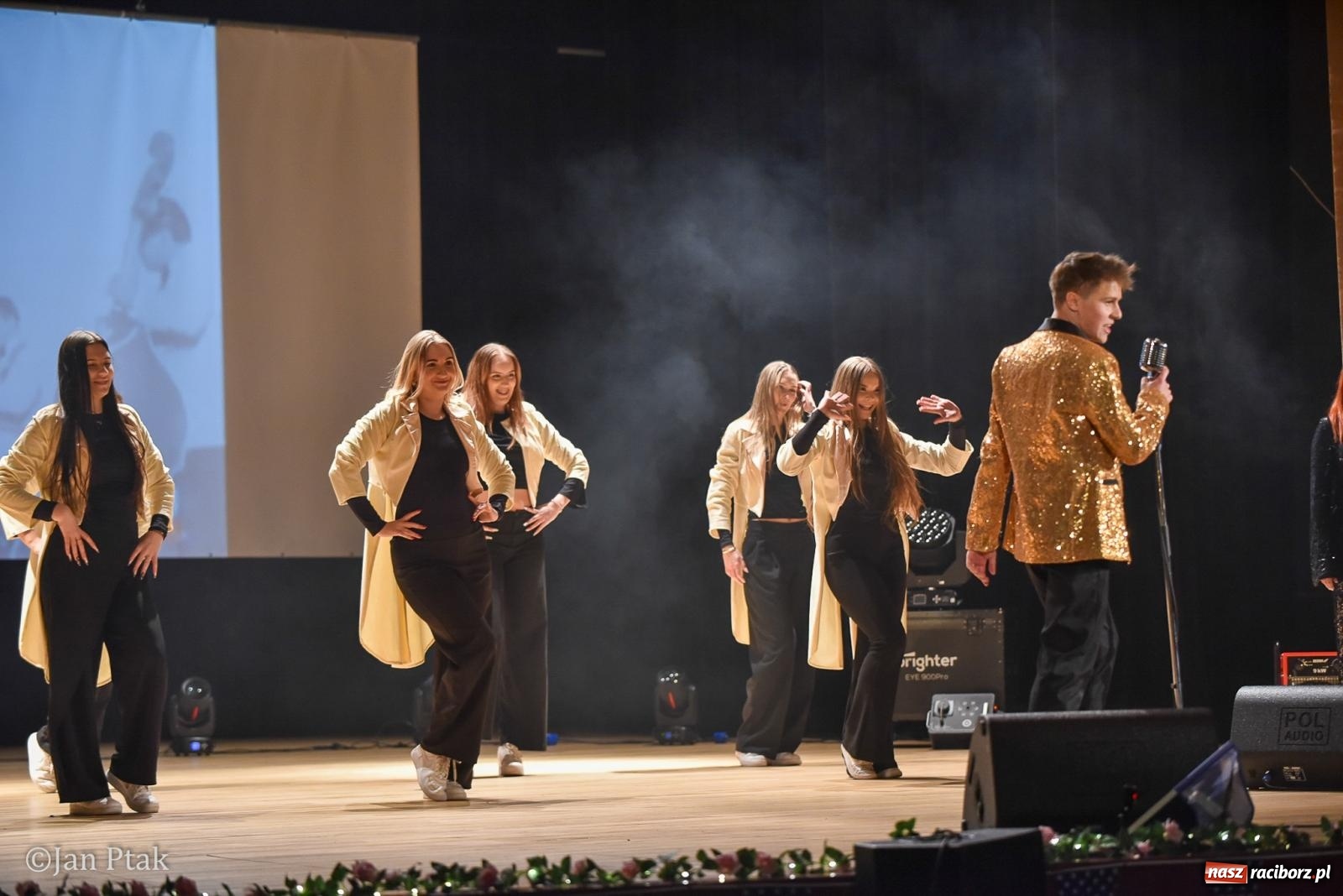 Zdjęcie w galerii na portalu naszraciborz.pl: Elvis ożył w Raciborzu na Dzień Kobiet i rozdawał róże. Fabian Besta w RCK wiadomości z regionu