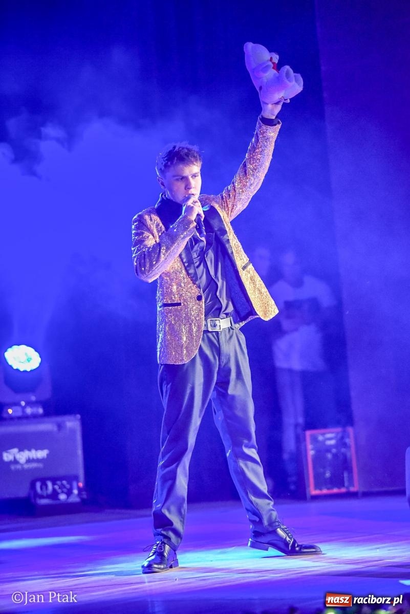 Zdjęcie w galerii na portalu naszraciborz.pl: Elvis ożył w Raciborzu na Dzień Kobiet i rozdawał róże. Fabian Besta w RCK wiadomości z regionu