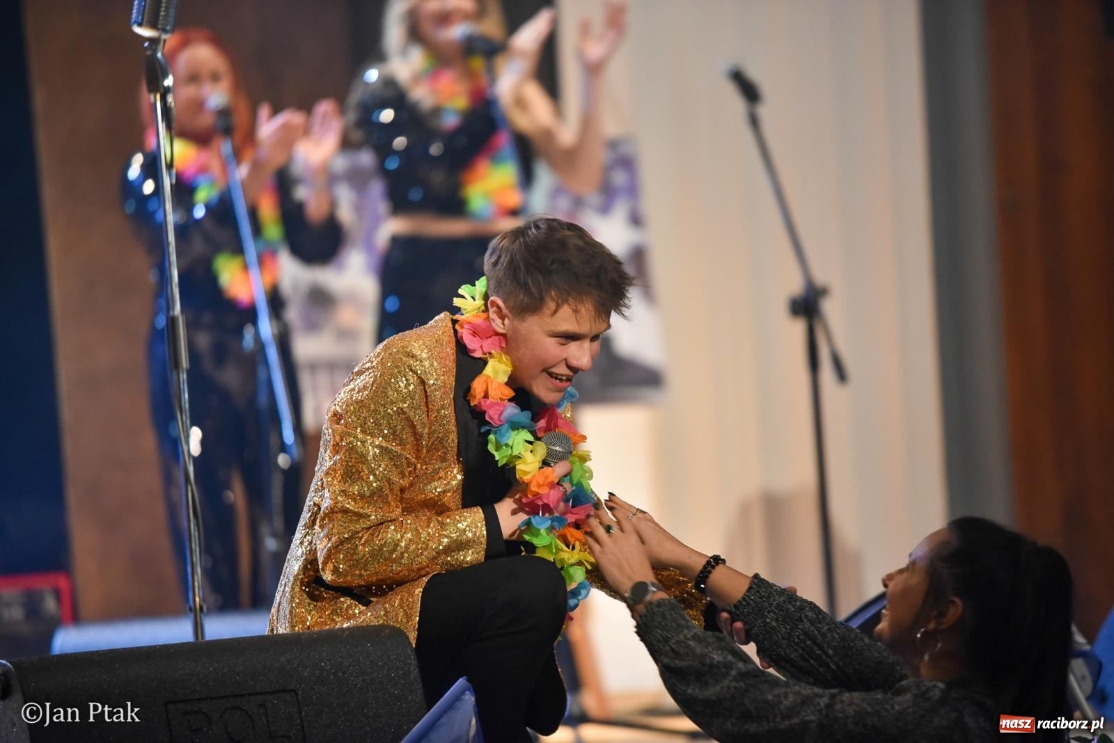 Zdjęcie w galerii na portalu naszraciborz.pl: Elvis ożył w Raciborzu na Dzień Kobiet i rozdawał róże. Fabian Besta w RCK wiadomości z regionu