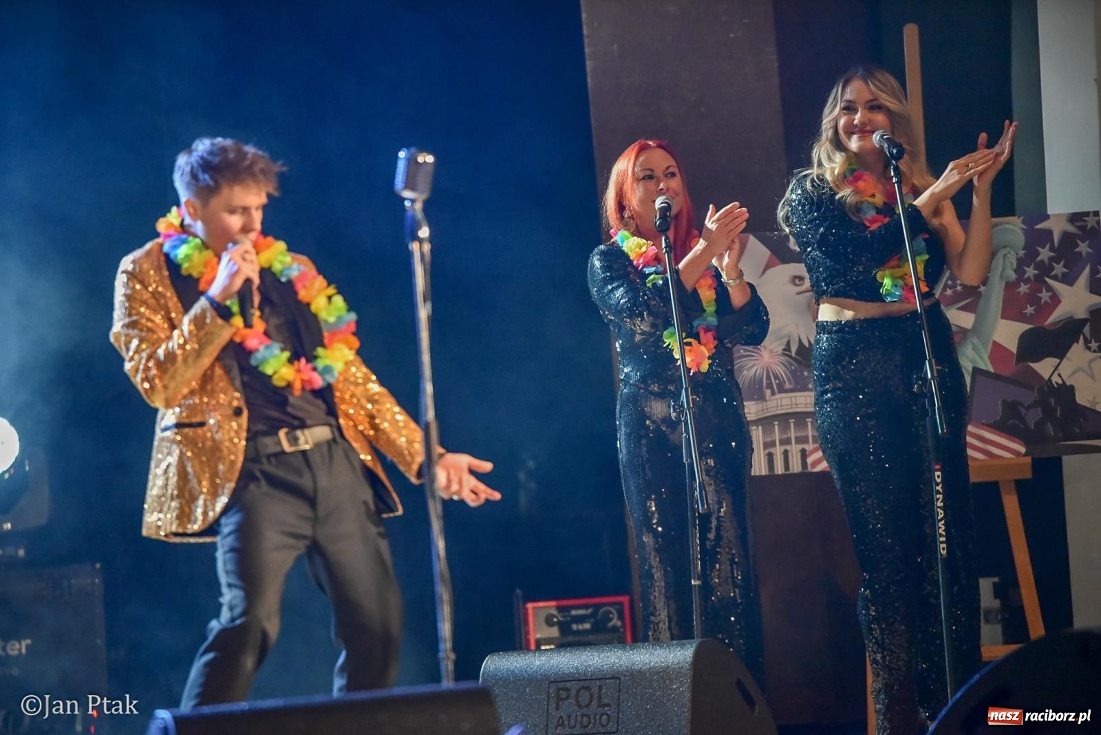 Zdjęcie w galerii na portalu naszraciborz.pl: Elvis ożył w Raciborzu na Dzień Kobiet i rozdawał róże. Fabian Besta w RCK wiadomości z regionu