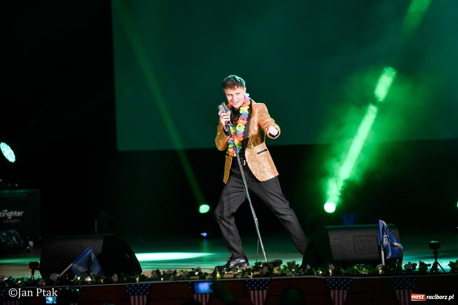 Zdjęcie w galerii na portalu naszraciborz.pl: Elvis ożył w Raciborzu na Dzień Kobiet i rozdawał róże. Fabian Besta w RCK wiadomości z regionu