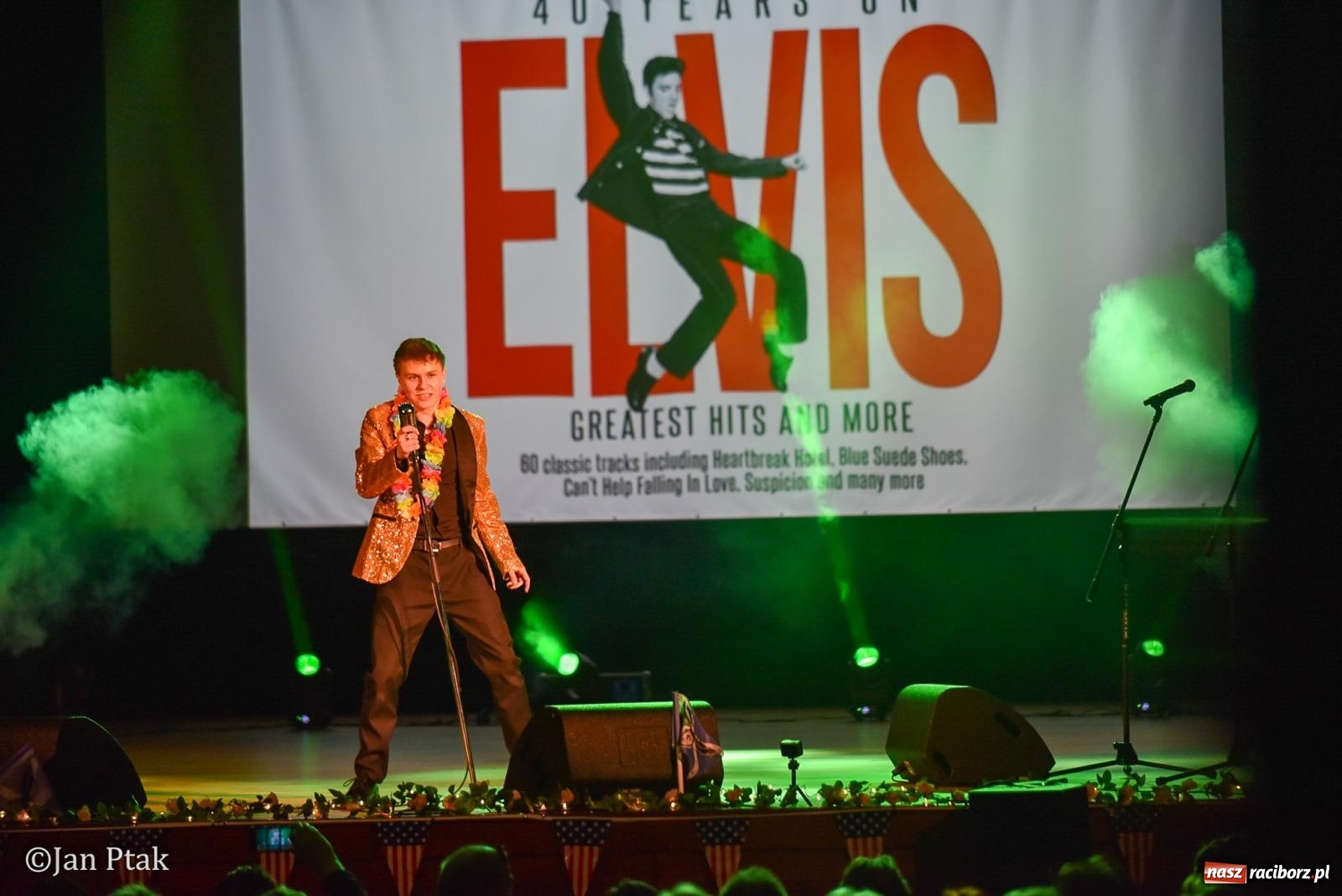 Zdjęcie w galerii na portalu naszraciborz.pl: Elvis ożył w Raciborzu na Dzień Kobiet i rozdawał róże. Fabian Besta w RCK wiadomości z regionu