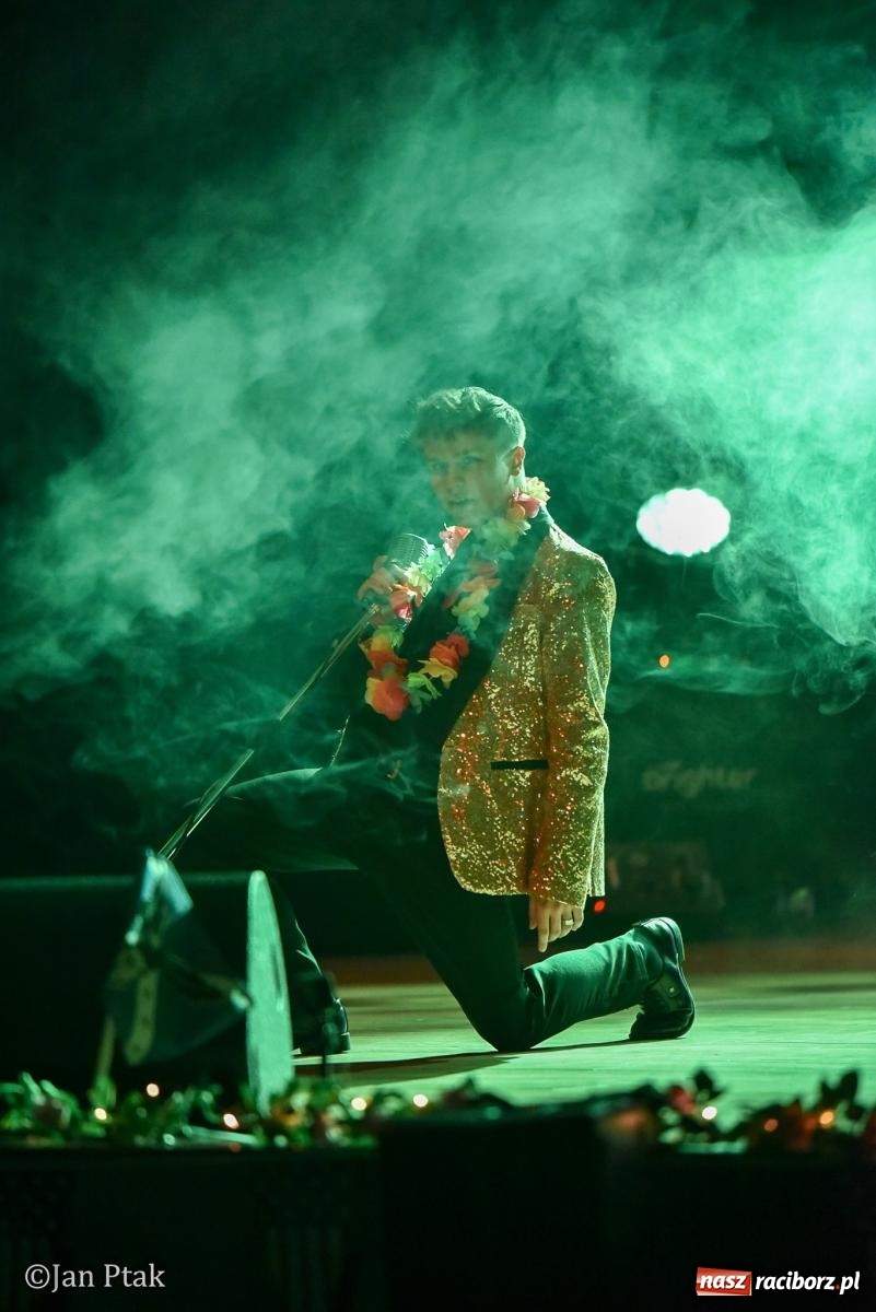 Zdjęcie w galerii na portalu naszraciborz.pl: Elvis ożył w Raciborzu na Dzień Kobiet i rozdawał róże. Fabian Besta w RCK wiadomości z regionu