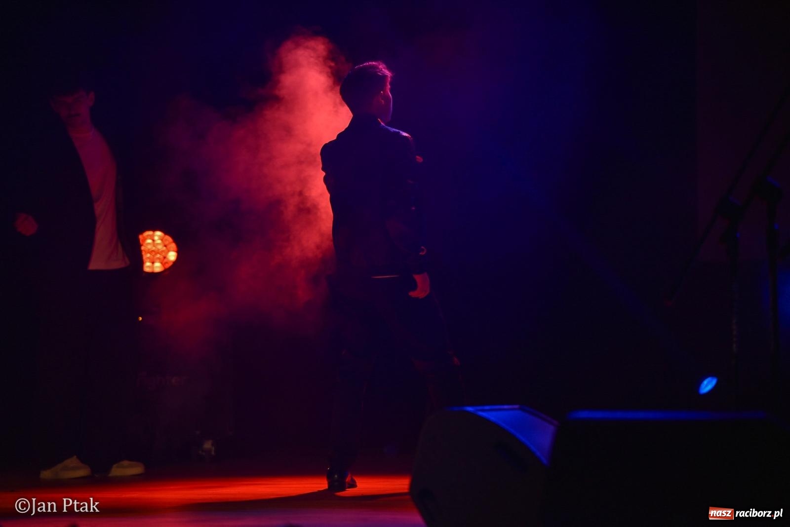 Zdjęcie w galerii na portalu naszraciborz.pl: Elvis ożył w Raciborzu na Dzień Kobiet i rozdawał róże. Fabian Besta w RCK wiadomości z regionu