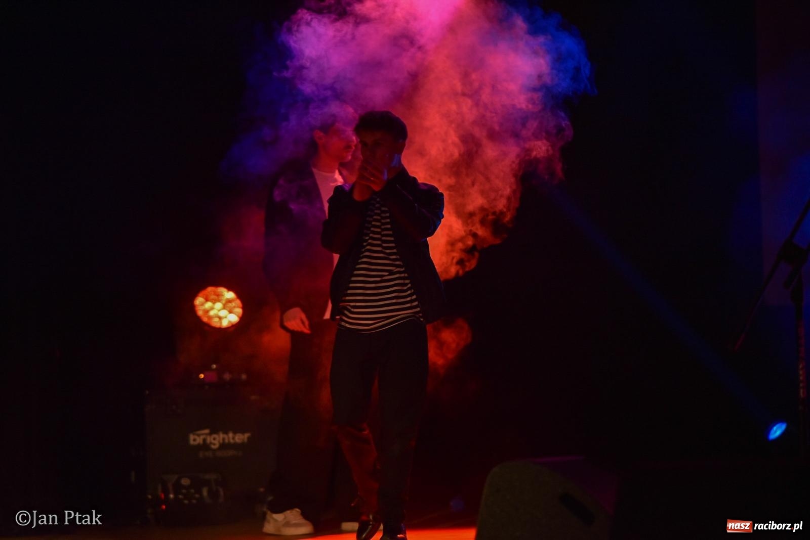 Zdjęcie w galerii na portalu naszraciborz.pl: Elvis ożył w Raciborzu na Dzień Kobiet i rozdawał róże. Fabian Besta w RCK wiadomości z regionu