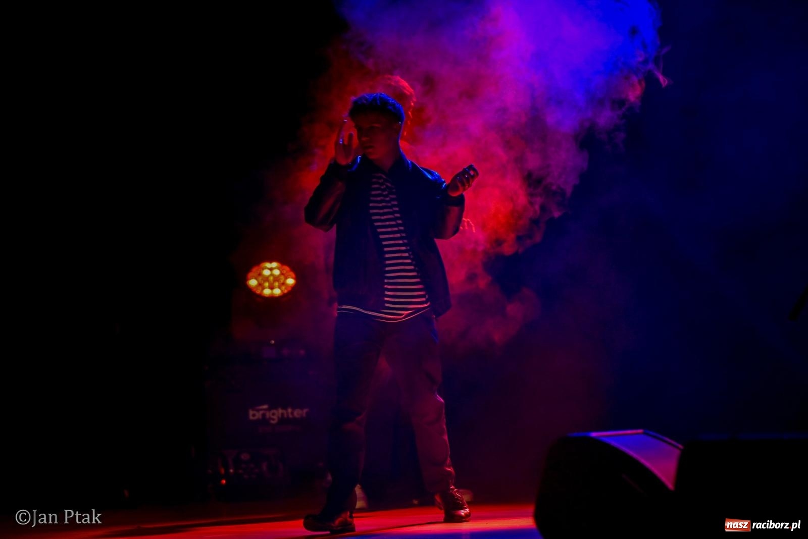 Zdjęcie w galerii na portalu naszraciborz.pl: Elvis ożył w Raciborzu na Dzień Kobiet i rozdawał róże. Fabian Besta w RCK wiadomości z regionu