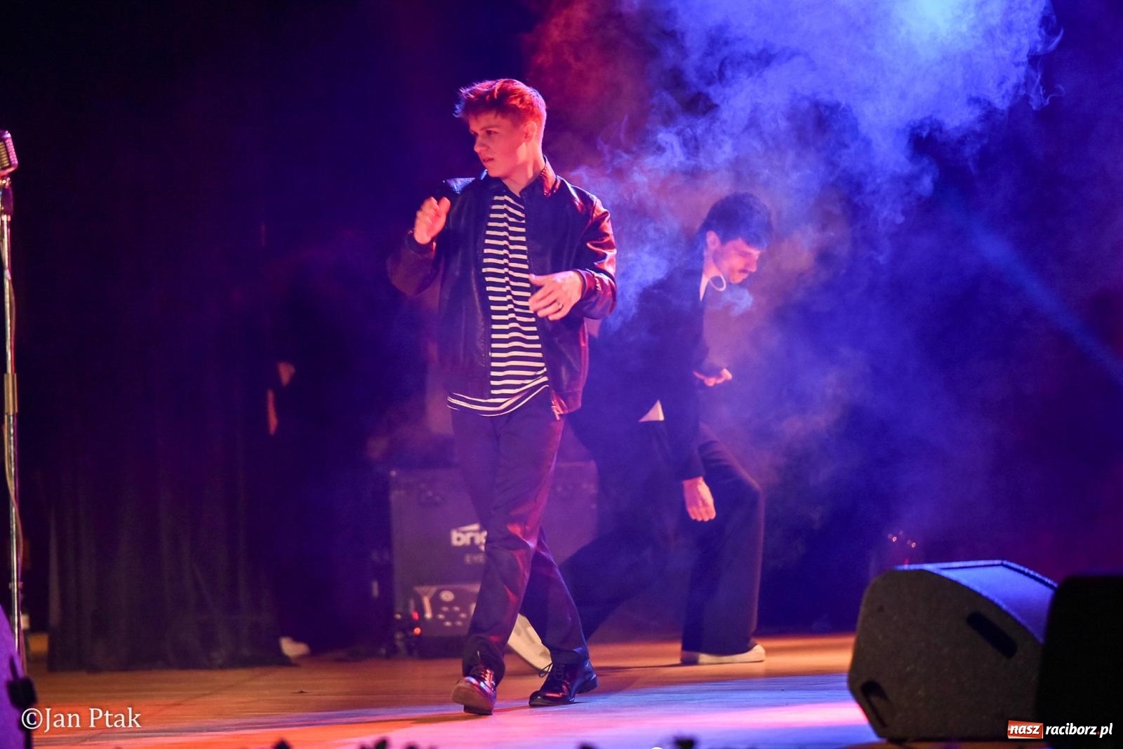 Zdjęcie w galerii na portalu naszraciborz.pl: Elvis ożył w Raciborzu na Dzień Kobiet i rozdawał róże. Fabian Besta w RCK wiadomości z regionu