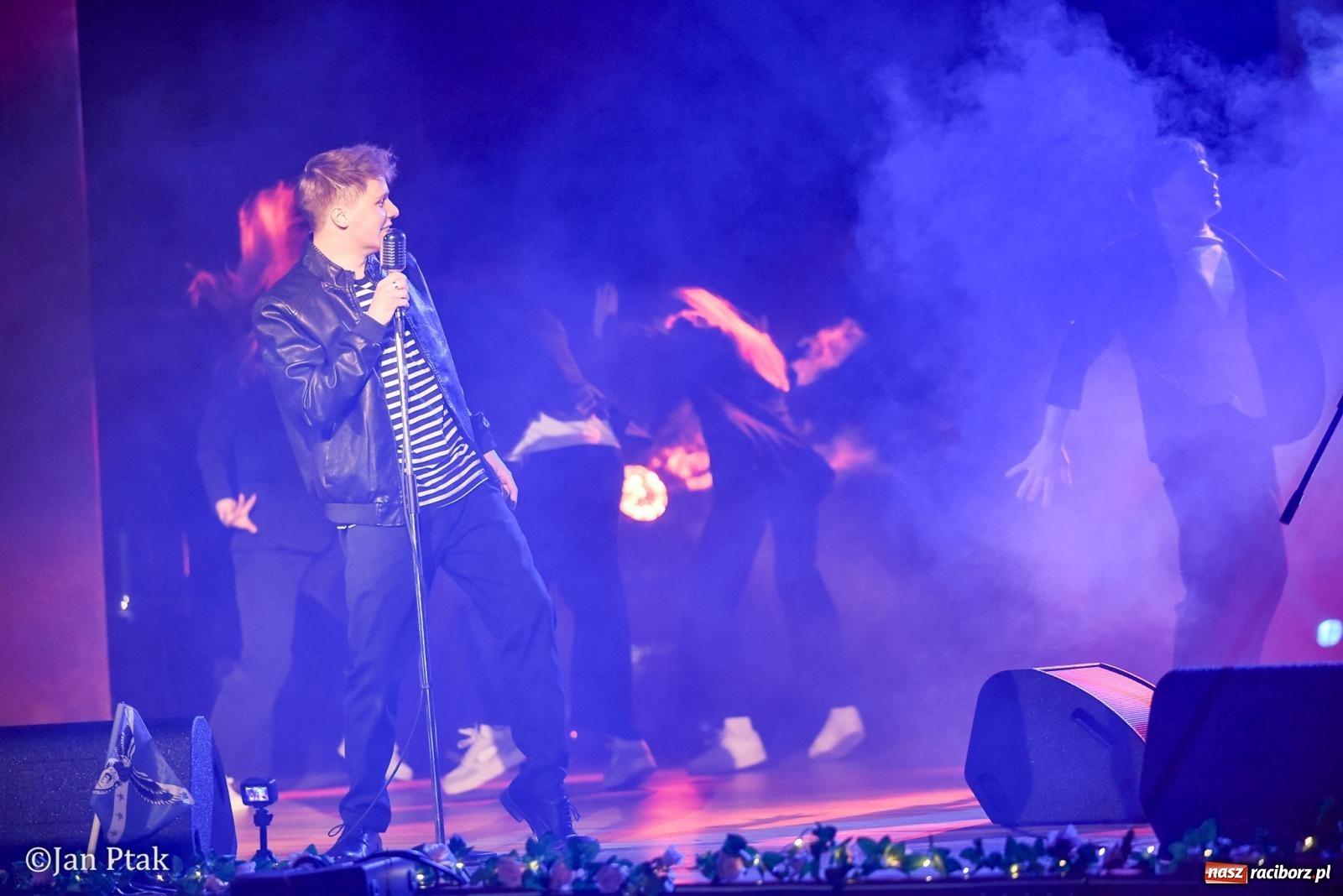 Zdjęcie w galerii na portalu naszraciborz.pl: Elvis ożył w Raciborzu na Dzień Kobiet i rozdawał róże. Fabian Besta w RCK wiadomości z regionu