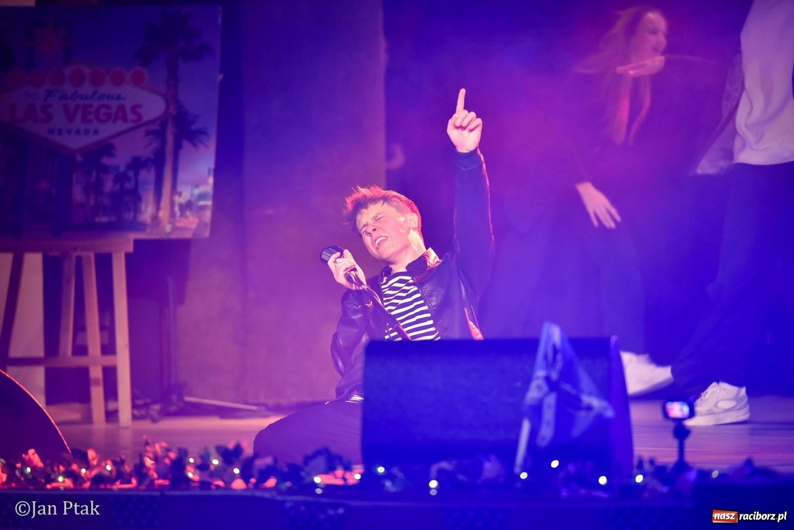 Zdjęcie w galerii na portalu naszraciborz.pl: Elvis ożył w Raciborzu na Dzień Kobiet i rozdawał róże. Fabian Besta w RCK wiadomości z regionu