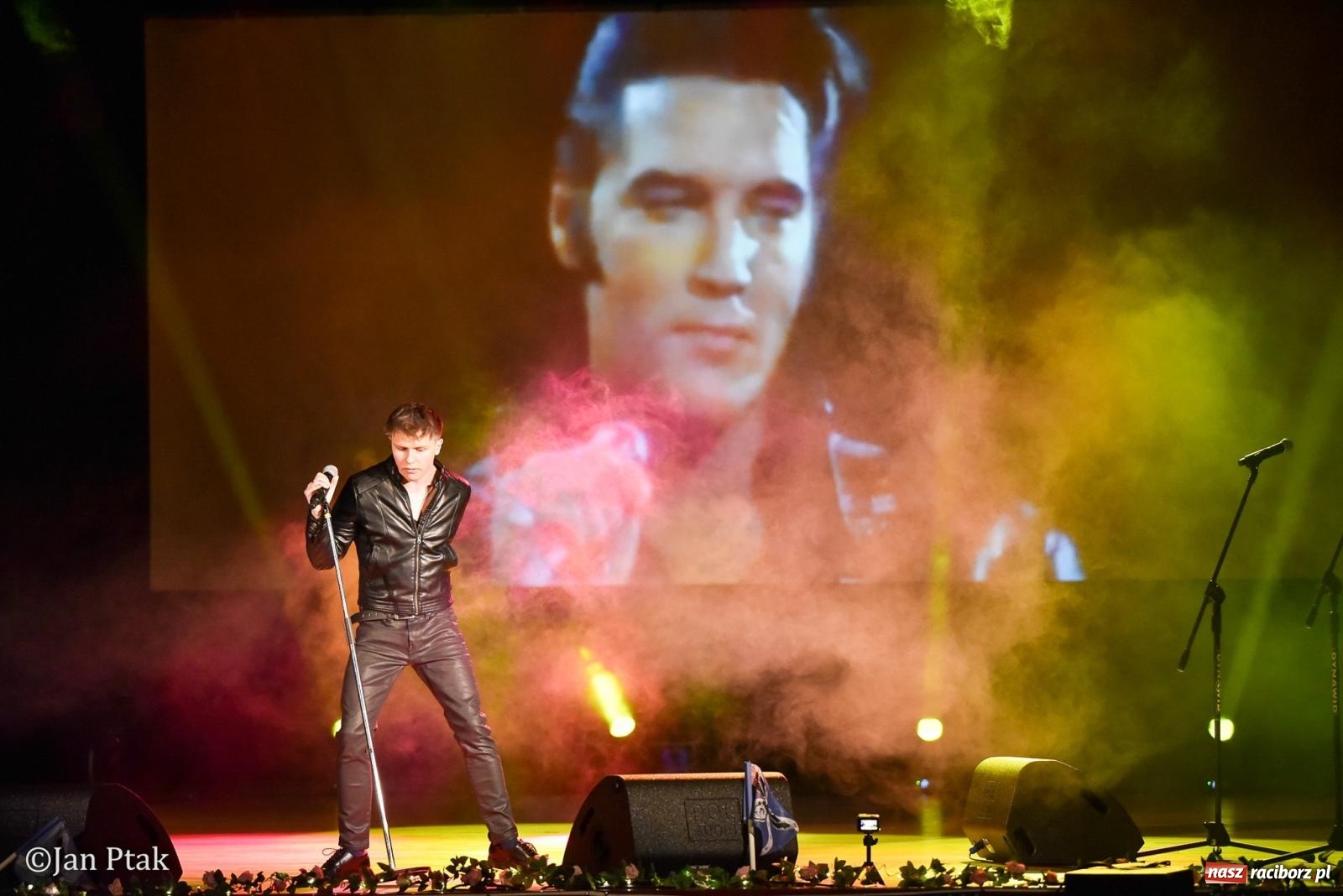 Zdjęcie w galerii na portalu naszraciborz.pl: Elvis ożył w Raciborzu na Dzień Kobiet i rozdawał róże. Fabian Besta w RCK wiadomości z regionu