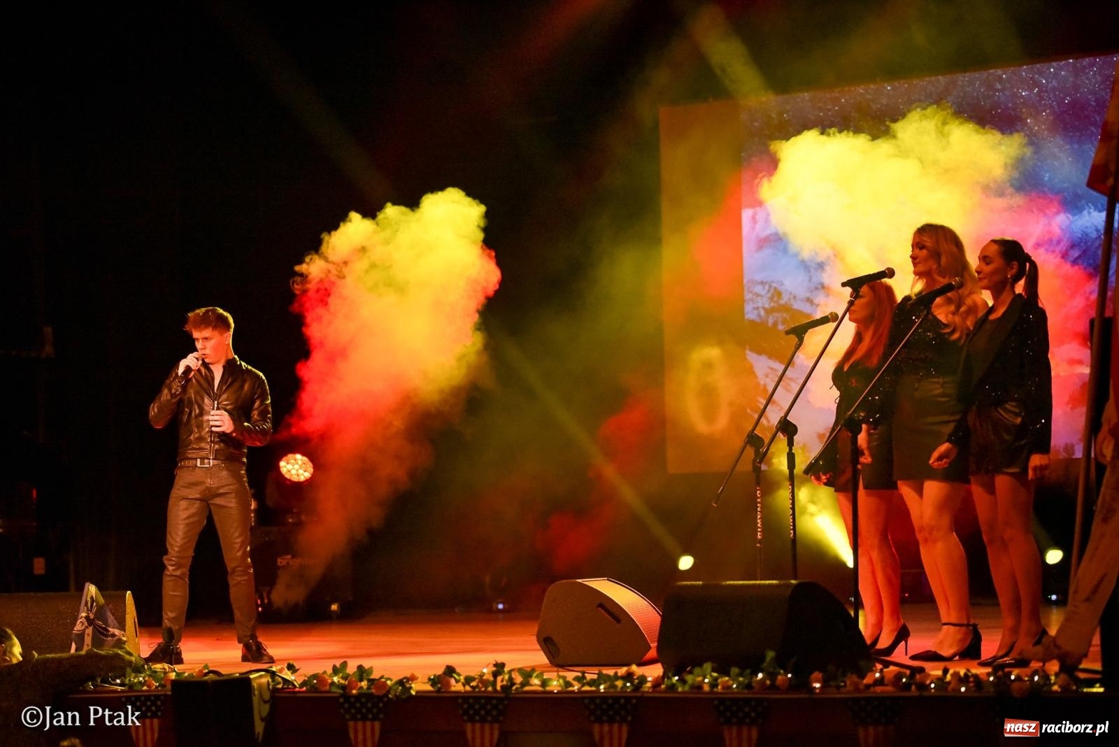 Zdjęcie w galerii na portalu naszraciborz.pl: Elvis ożył w Raciborzu na Dzień Kobiet i rozdawał róże. Fabian Besta w RCK wiadomości z regionu