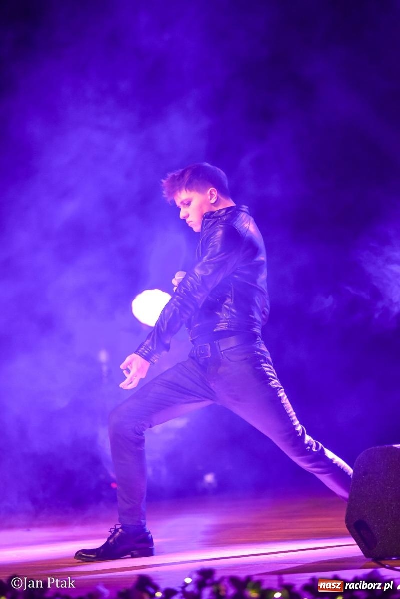 Zdjęcie w galerii na portalu naszraciborz.pl: Elvis ożył w Raciborzu na Dzień Kobiet i rozdawał róże. Fabian Besta w RCK wiadomości z regionu