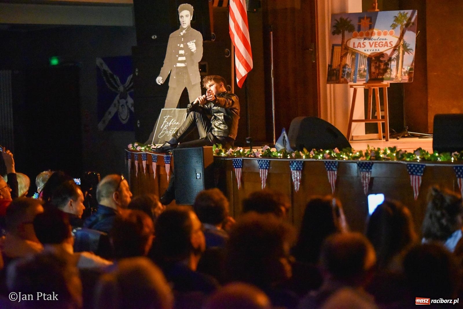 Zdjęcie w galerii na portalu naszraciborz.pl: Elvis ożył w Raciborzu na Dzień Kobiet i rozdawał róże. Fabian Besta w RCK wiadomości z regionu