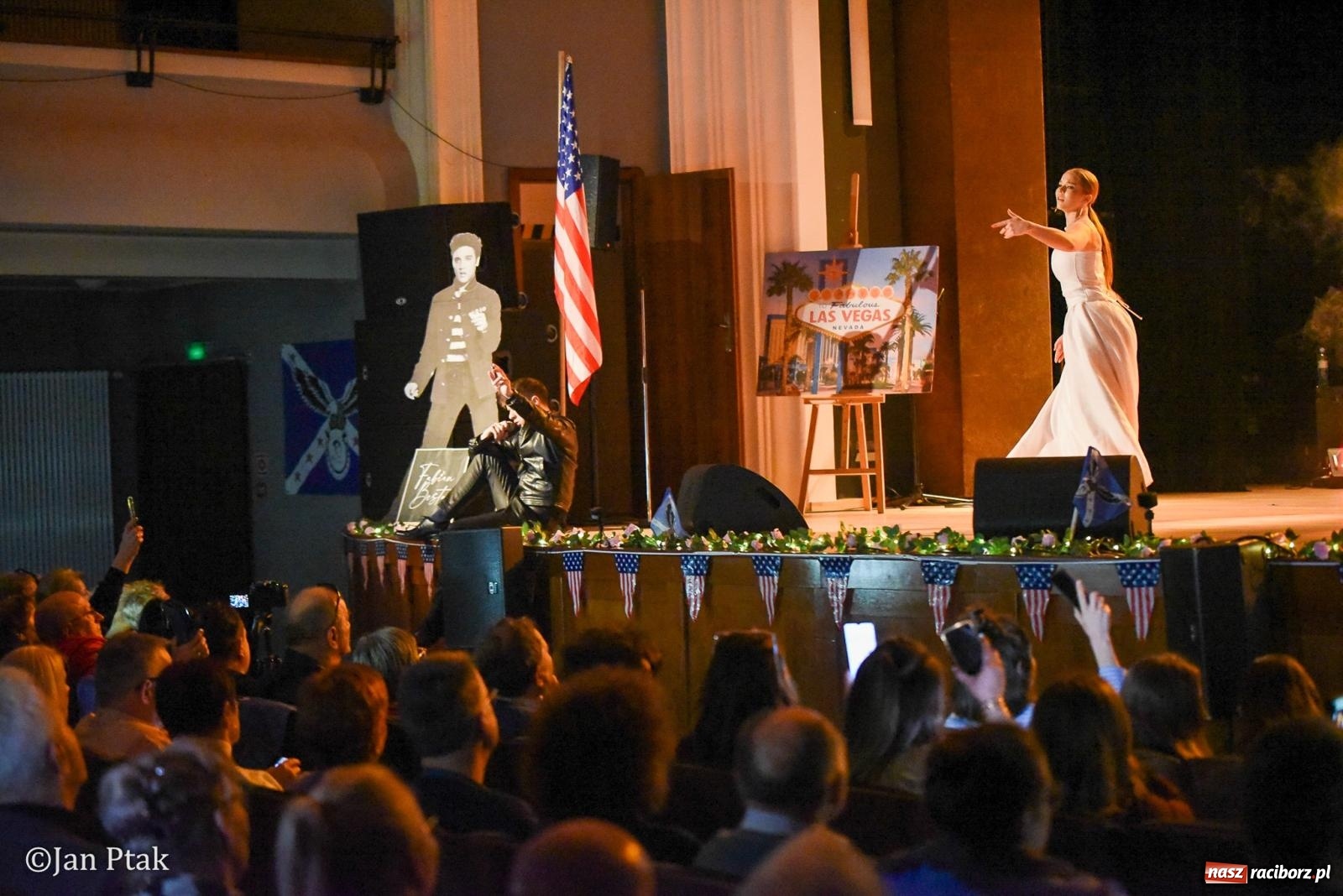 Zdjęcie w galerii na portalu naszraciborz.pl: Elvis ożył w Raciborzu na Dzień Kobiet i rozdawał róże. Fabian Besta w RCK wiadomości z regionu