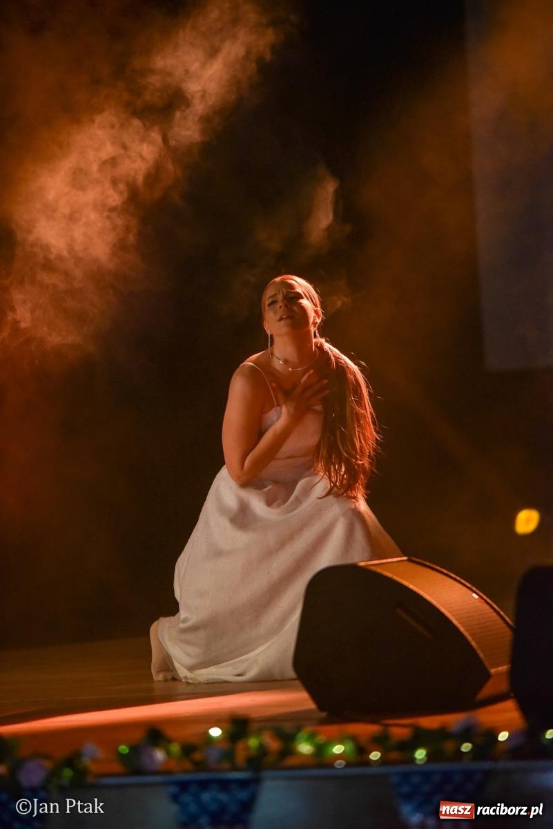 Zdjęcie w galerii na portalu naszraciborz.pl: Elvis ożył w Raciborzu na Dzień Kobiet i rozdawał róże. Fabian Besta w RCK wiadomości z regionu