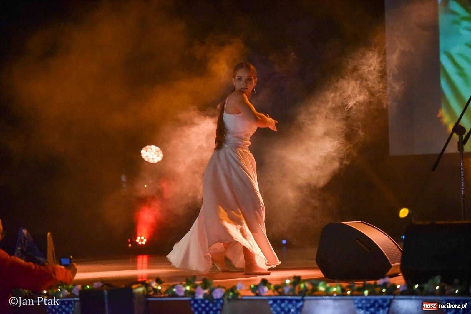 Zdjęcie w galerii na portalu naszraciborz.pl: Elvis ożył w Raciborzu na Dzień Kobiet i rozdawał róże. Fabian Besta w RCK wiadomości z regionu