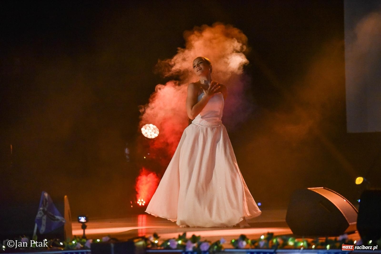 Zdjęcie w galerii na portalu naszraciborz.pl: Elvis ożył w Raciborzu na Dzień Kobiet i rozdawał róże. Fabian Besta w RCK wiadomości z regionu