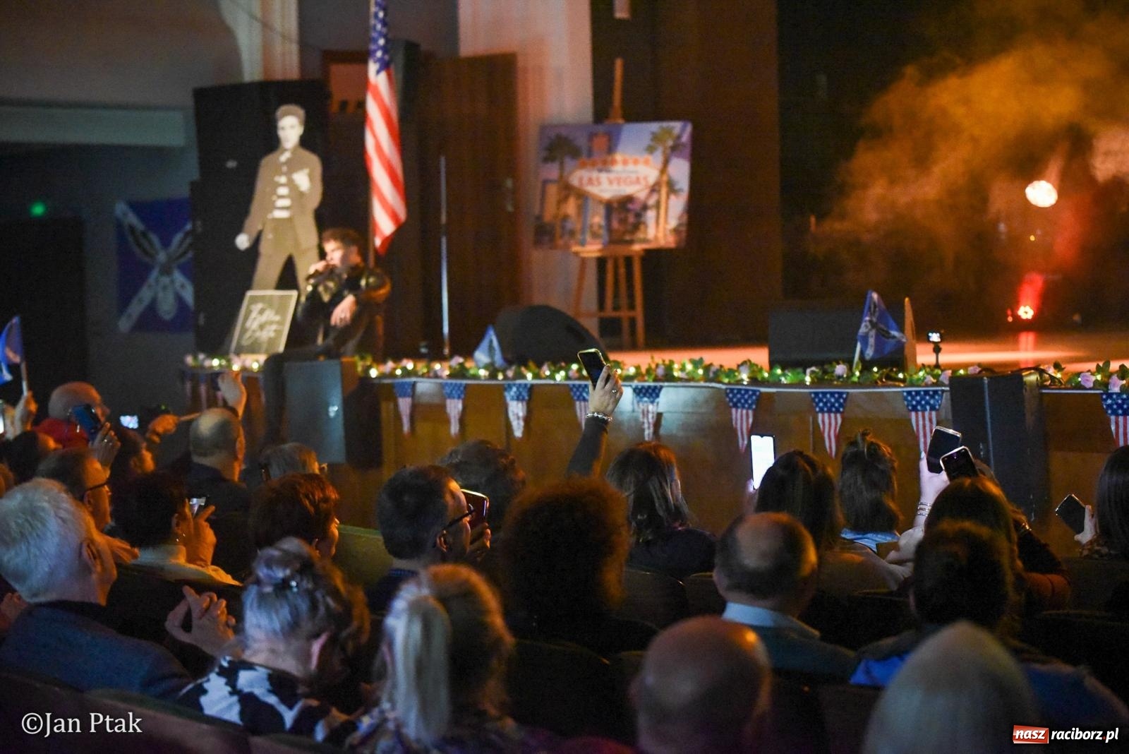 Zdjęcie w galerii na portalu naszraciborz.pl: Elvis ożył w Raciborzu na Dzień Kobiet i rozdawał róże. Fabian Besta w RCK wiadomości z regionu