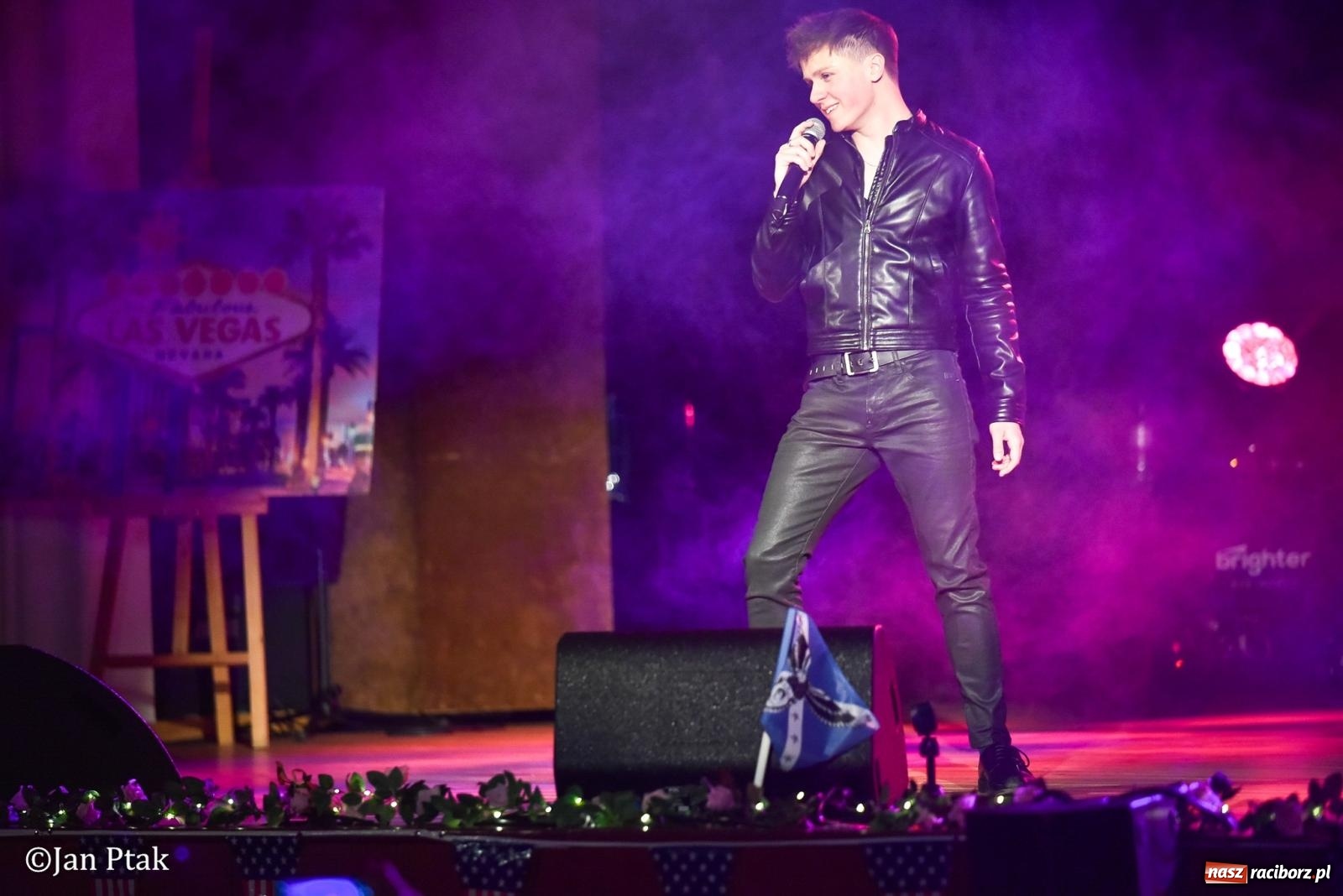 Zdjęcie w galerii na portalu naszraciborz.pl: Elvis ożył w Raciborzu na Dzień Kobiet i rozdawał róże. Fabian Besta w RCK wiadomości z regionu