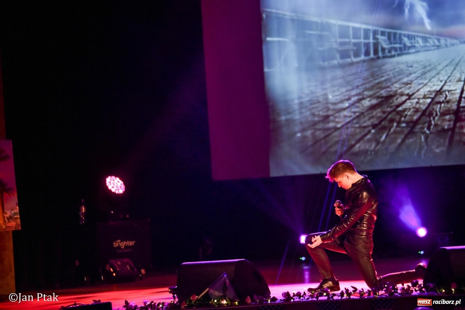 Zdjęcie w galerii na portalu naszraciborz.pl: Elvis ożył w Raciborzu na Dzień Kobiet i rozdawał róże. Fabian Besta w RCK wiadomości z regionu