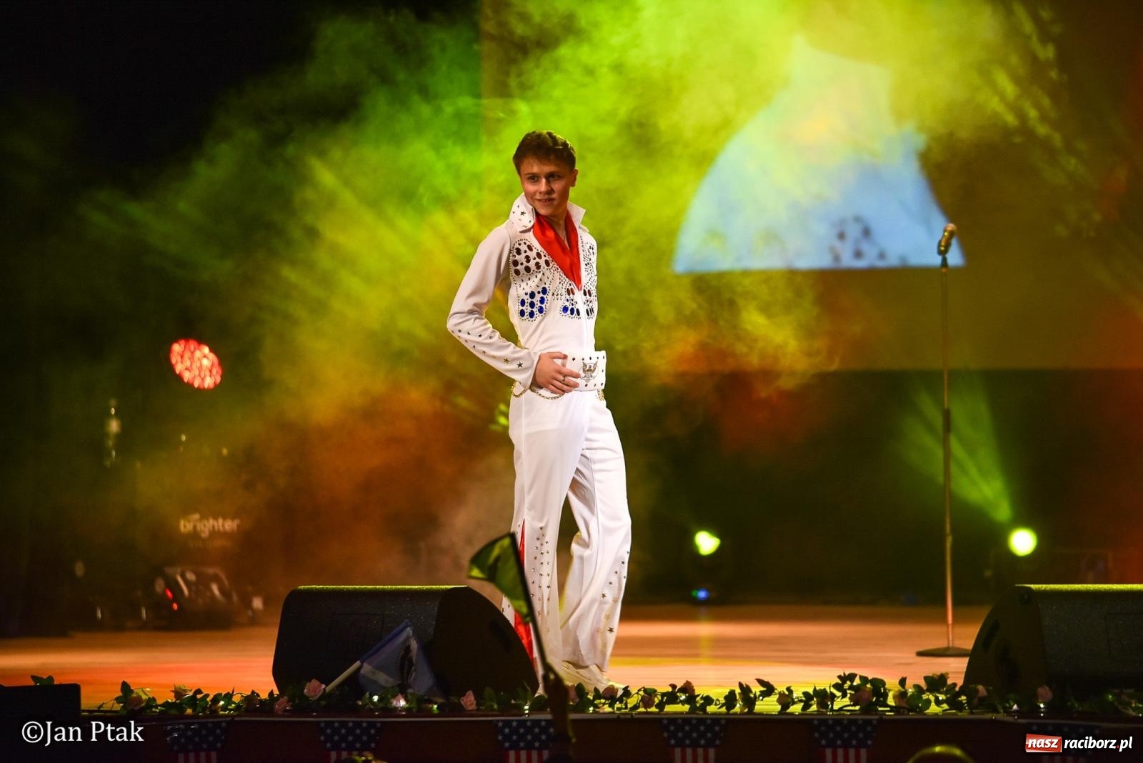 Zdjęcie w galerii na portalu naszraciborz.pl: Elvis ożył w Raciborzu na Dzień Kobiet i rozdawał róże. Fabian Besta w RCK wiadomości z regionu