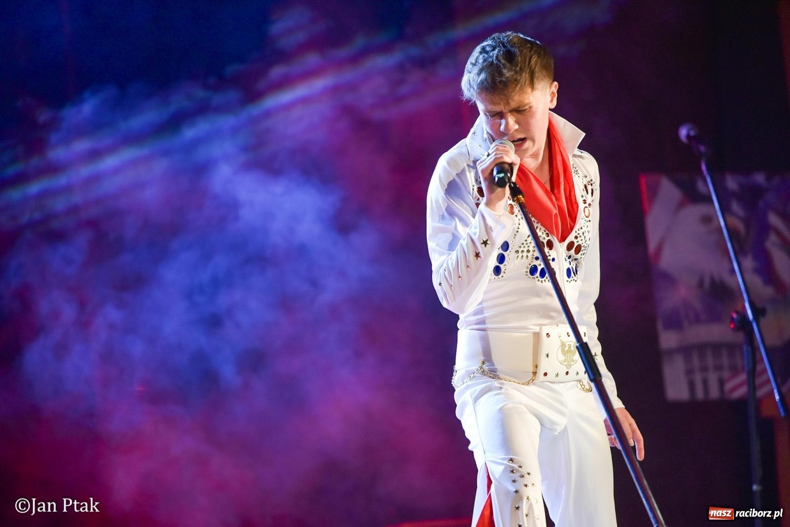 Zdjęcie w galerii na portalu naszraciborz.pl: Elvis ożył w Raciborzu na Dzień Kobiet i rozdawał róże. Fabian Besta w RCK wiadomości z regionu