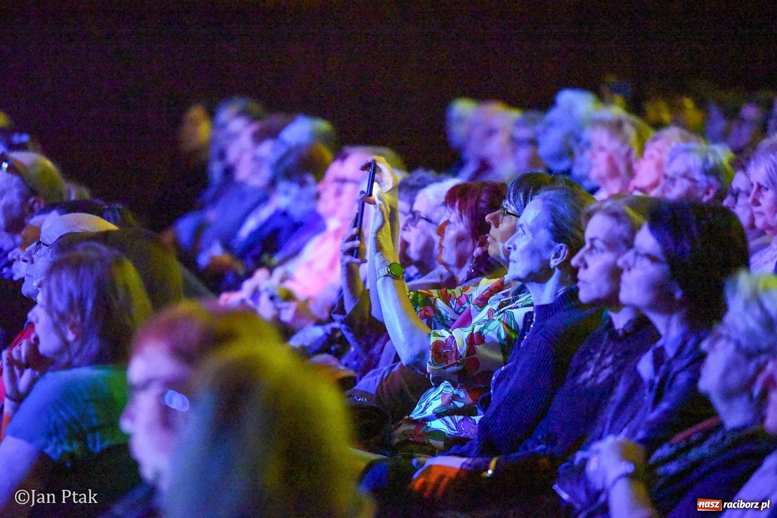 Zdjęcie w galerii na portalu naszraciborz.pl: Elvis ożył w Raciborzu na Dzień Kobiet i rozdawał róże. Fabian Besta w RCK wiadomości z regionu