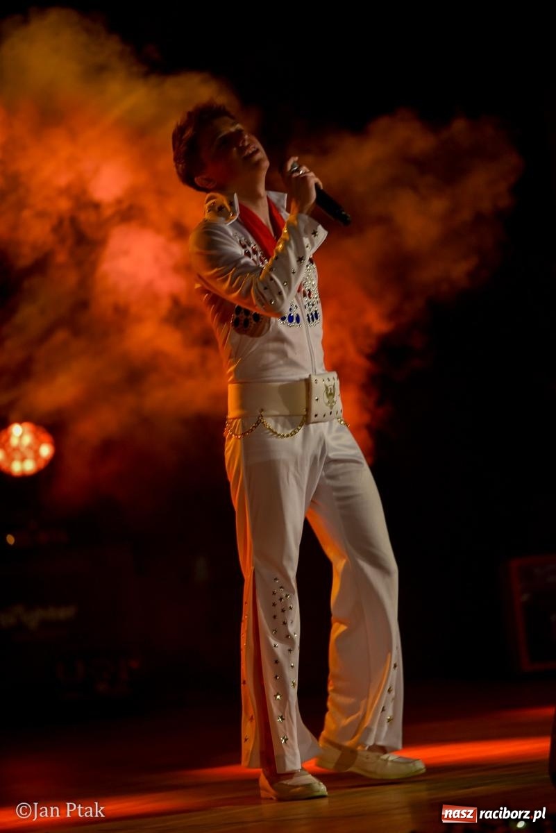 Zdjęcie w galerii na portalu naszraciborz.pl: Elvis ożył w Raciborzu na Dzień Kobiet i rozdawał róże. Fabian Besta w RCK wiadomości z regionu