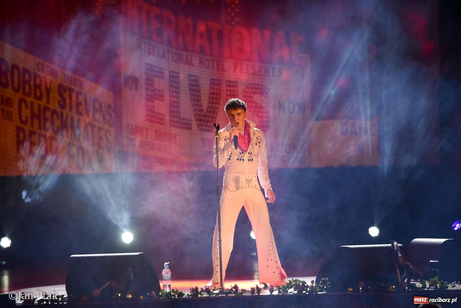 Zdjęcie w galerii na portalu naszraciborz.pl: Elvis ożył w Raciborzu na Dzień Kobiet i rozdawał róże. Fabian Besta w RCK wiadomości z regionu