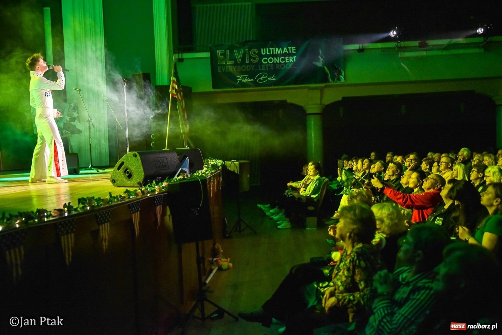 Zdjęcie w galerii na portalu naszraciborz.pl: Elvis ożył w Raciborzu na Dzień Kobiet i rozdawał róże. Fabian Besta w RCK wiadomości z regionu