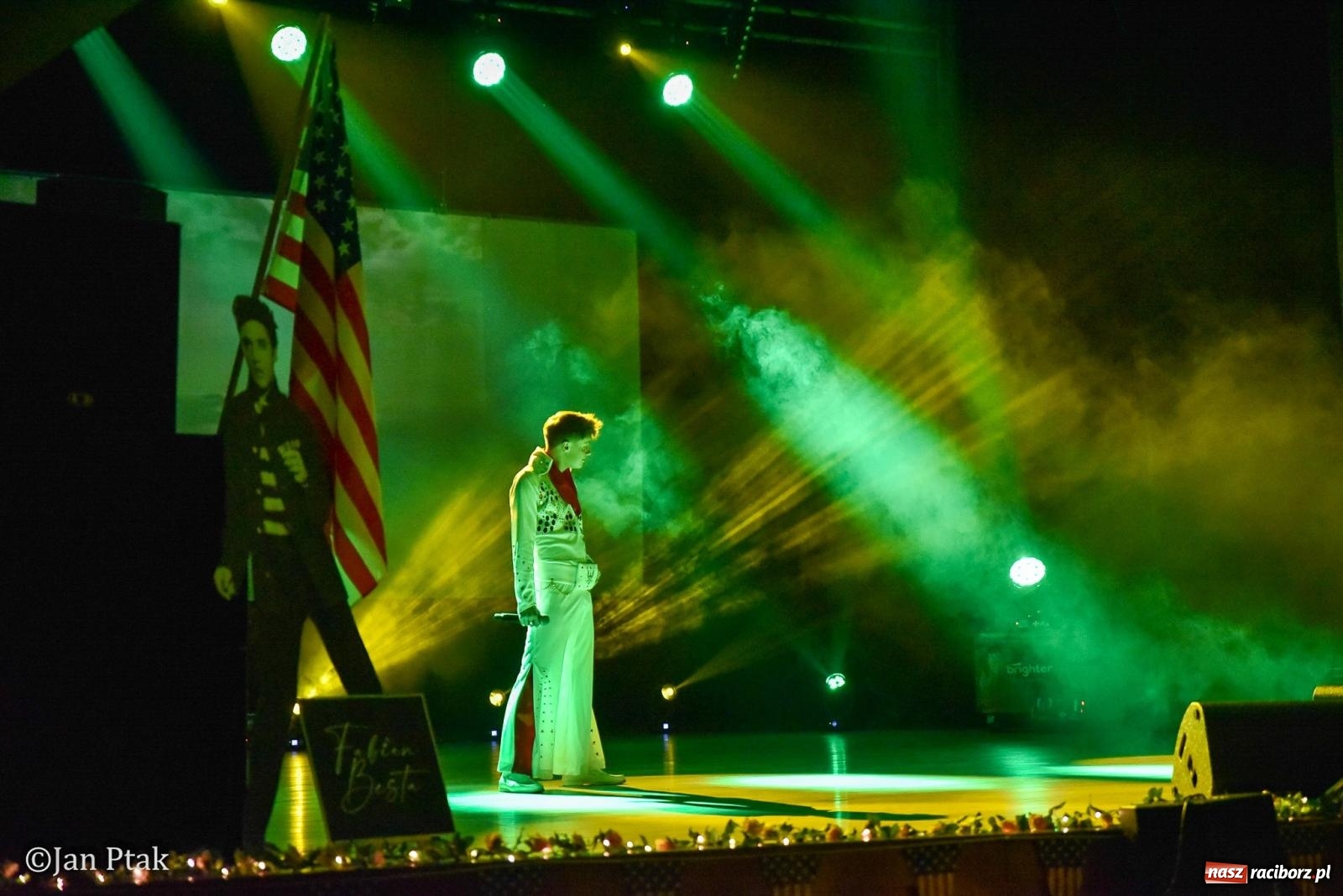 Zdjęcie w galerii na portalu naszraciborz.pl: Elvis ożył w Raciborzu na Dzień Kobiet i rozdawał róże. Fabian Besta w RCK wiadomości z regionu