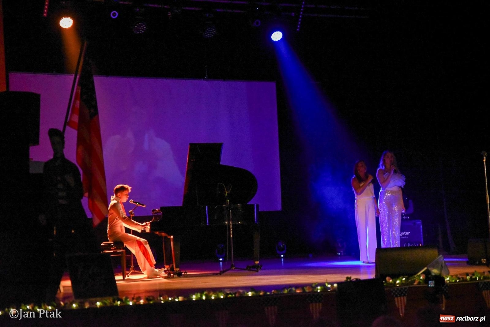 Zdjęcie w galerii na portalu naszraciborz.pl: Elvis ożył w Raciborzu na Dzień Kobiet i rozdawał róże. Fabian Besta w RCK wiadomości z regionu