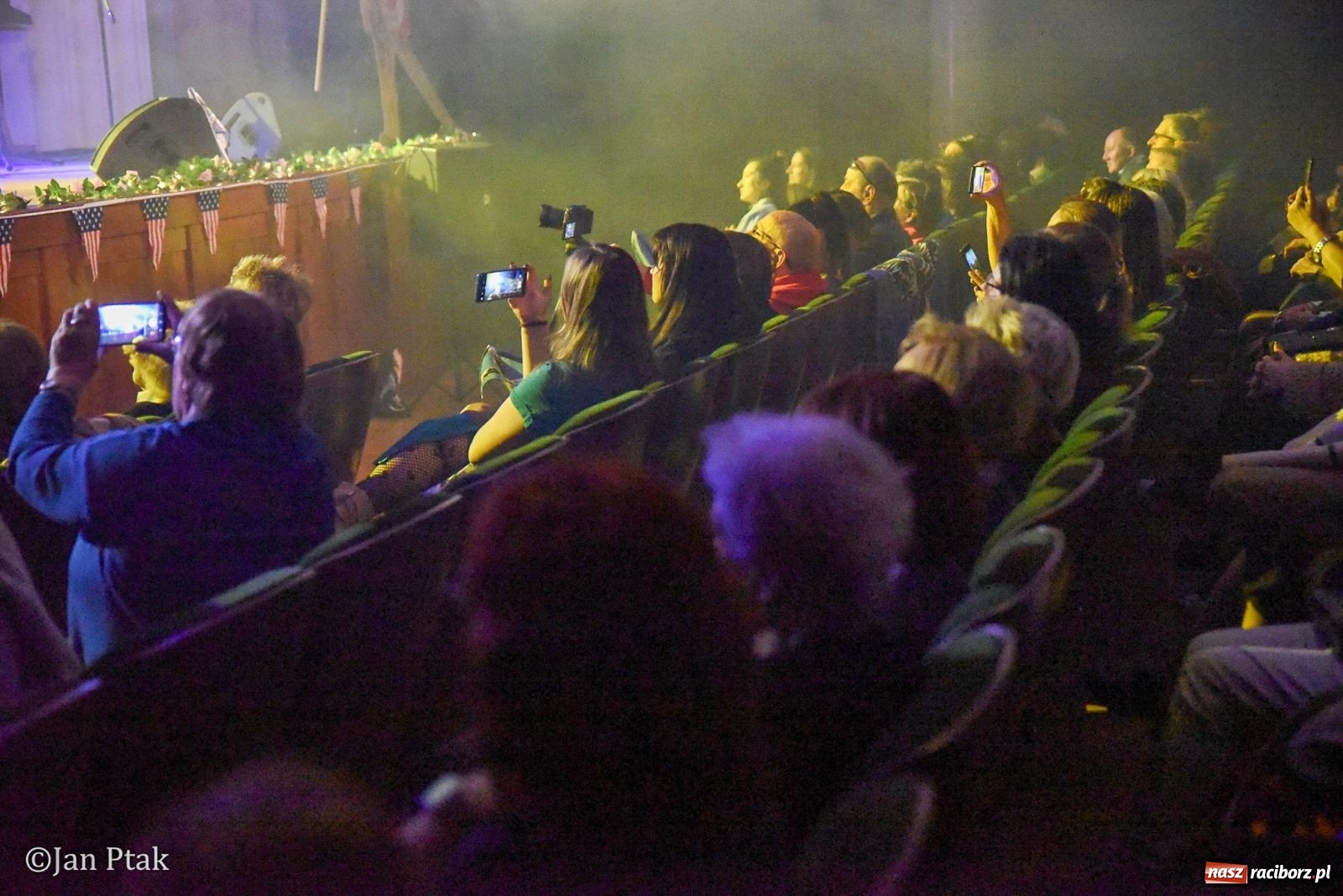 Zdjęcie w galerii na portalu naszraciborz.pl: Elvis ożył w Raciborzu na Dzień Kobiet i rozdawał róże. Fabian Besta w RCK wiadomości z regionu