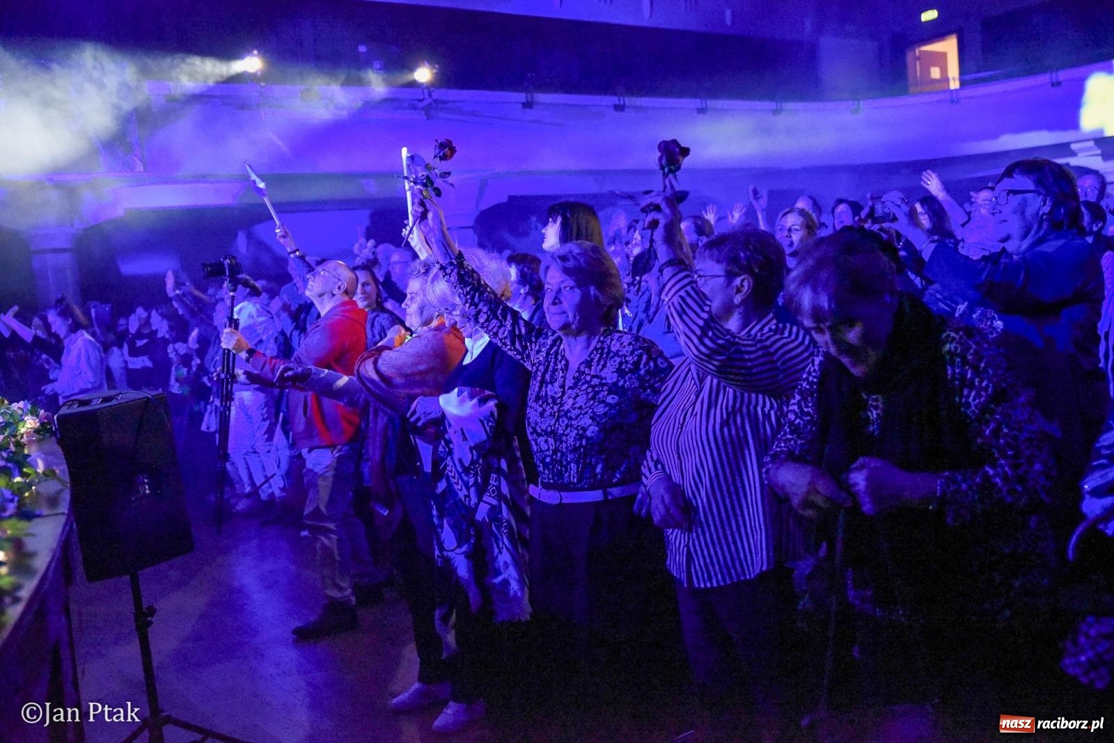 Zdjęcie w galerii na portalu naszraciborz.pl: Elvis ożył w Raciborzu na Dzień Kobiet i rozdawał róże. Fabian Besta w RCK wiadomości z regionu