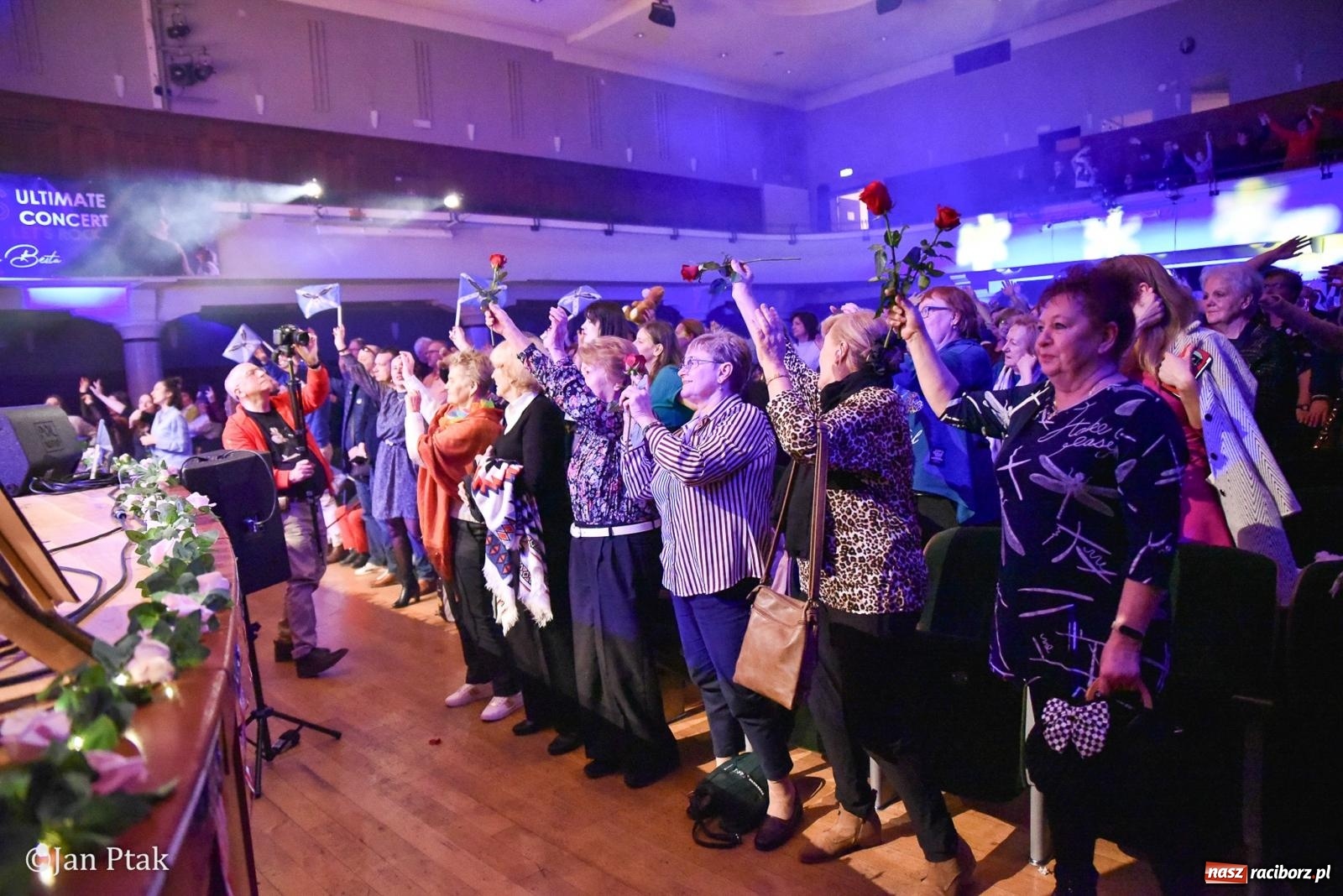 Zdjęcie w galerii na portalu naszraciborz.pl: Elvis ożył w Raciborzu na Dzień Kobiet i rozdawał róże. Fabian Besta w RCK wiadomości z regionu