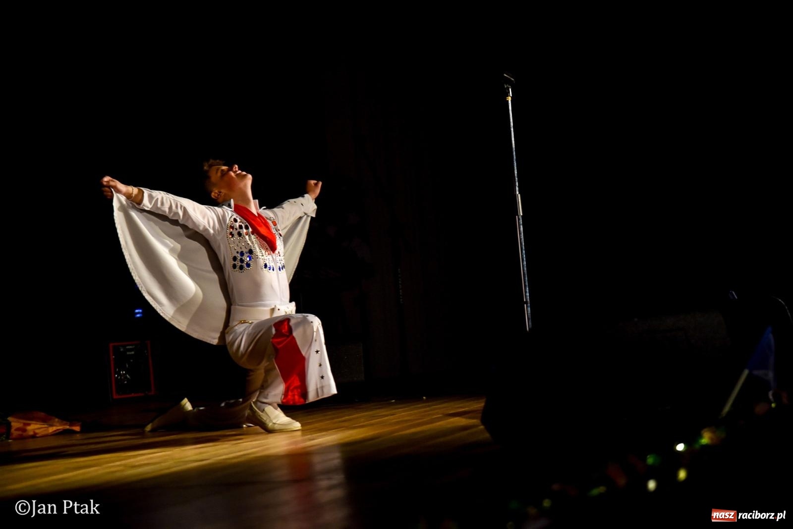 Zdjęcie w galerii na portalu naszraciborz.pl: Elvis ożył w Raciborzu na Dzień Kobiet i rozdawał róże. Fabian Besta w RCK wiadomości z regionu