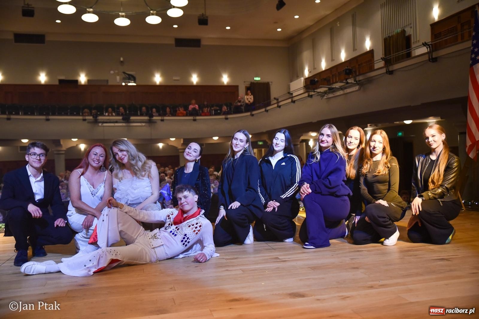 Zdjęcie w galerii na portalu naszraciborz.pl: Elvis ożył w Raciborzu na Dzień Kobiet i rozdawał róże. Fabian Besta w RCK wiadomości z regionu