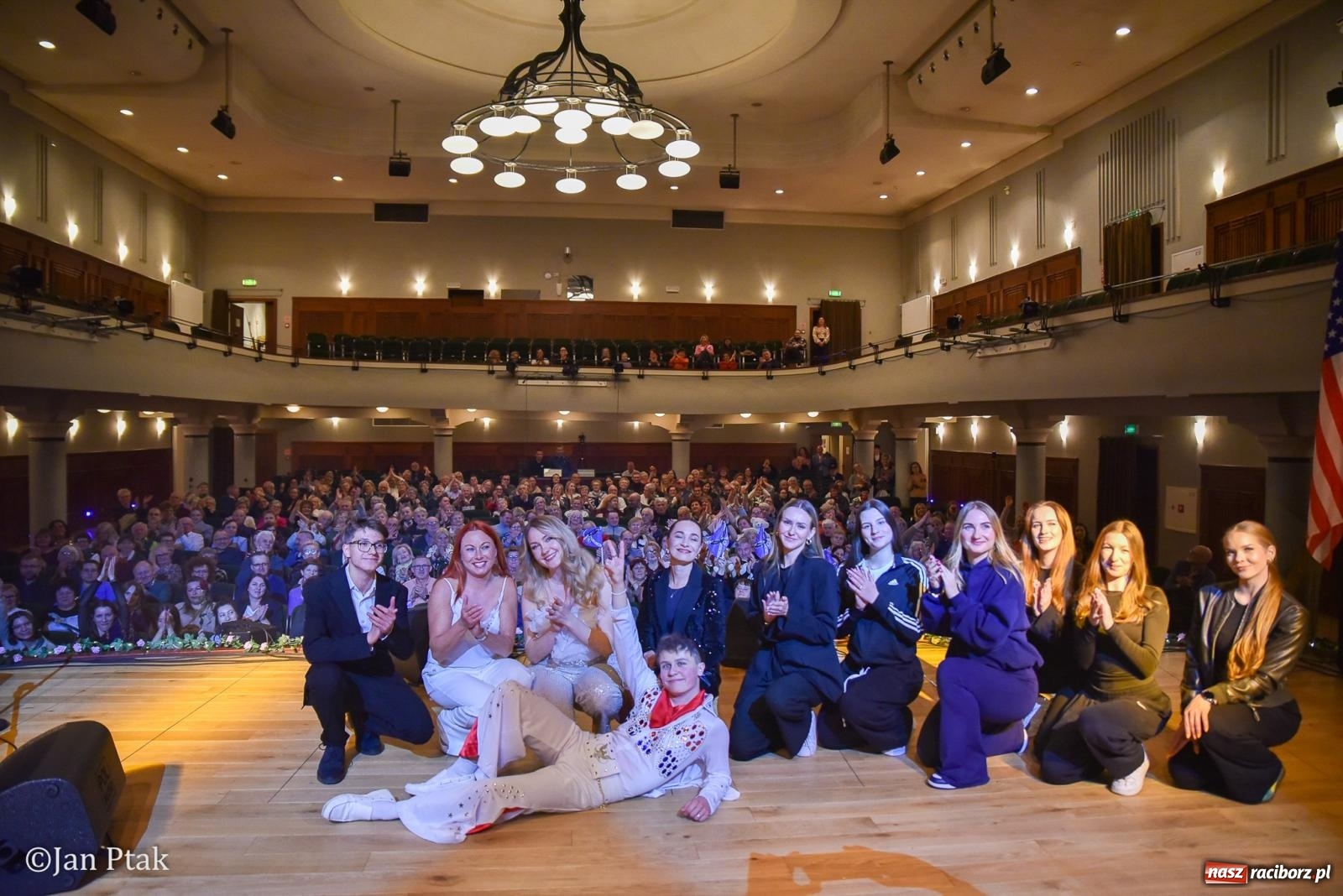 Zdjęcie w galerii na portalu naszraciborz.pl: Elvis ożył w Raciborzu na Dzień Kobiet i rozdawał róże. Fabian Besta w RCK wiadomości z regionu