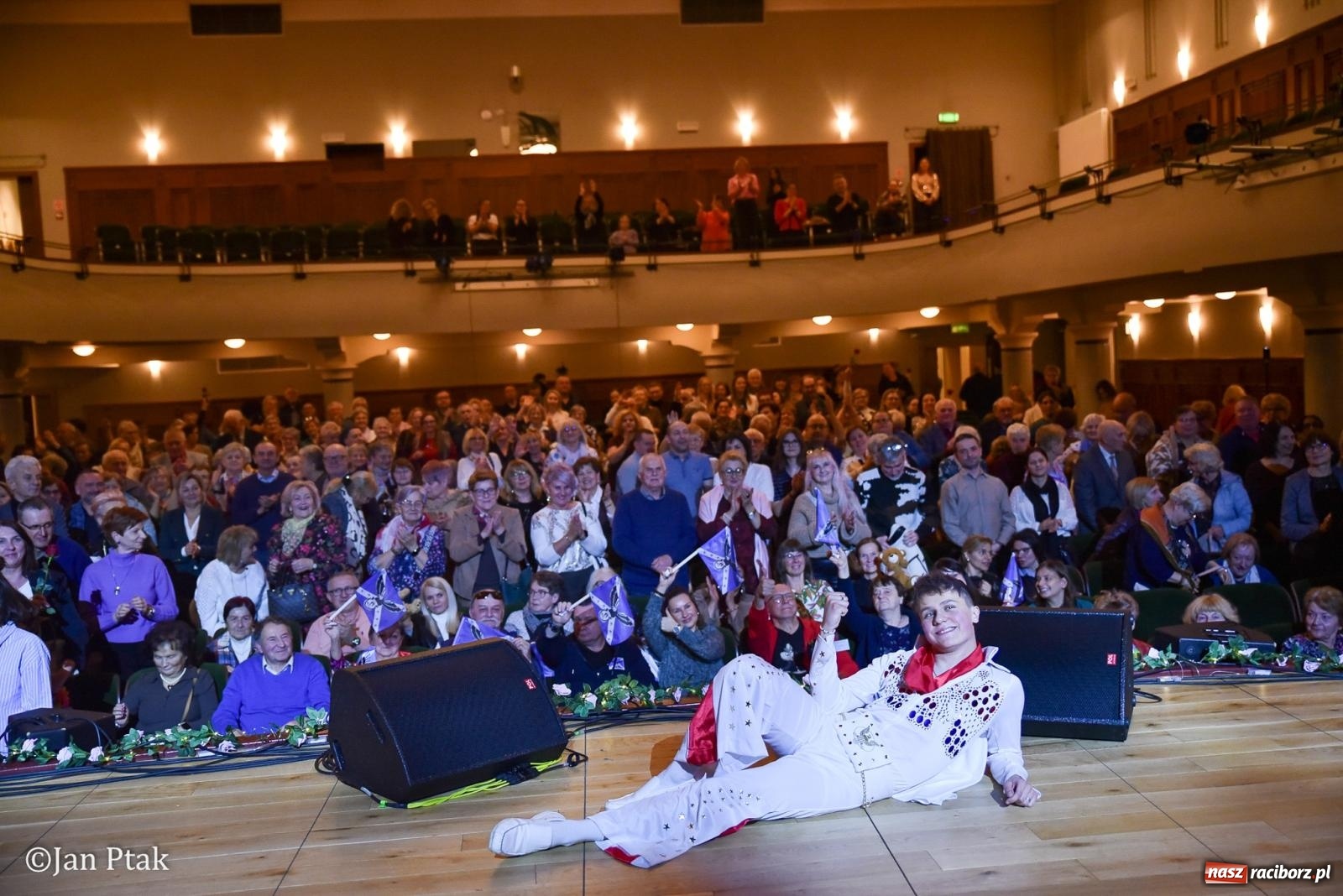 Zdjęcie w galerii na portalu naszraciborz.pl: Elvis ożył w Raciborzu na Dzień Kobiet i rozdawał róże. Fabian Besta w RCK wiadomości z regionu