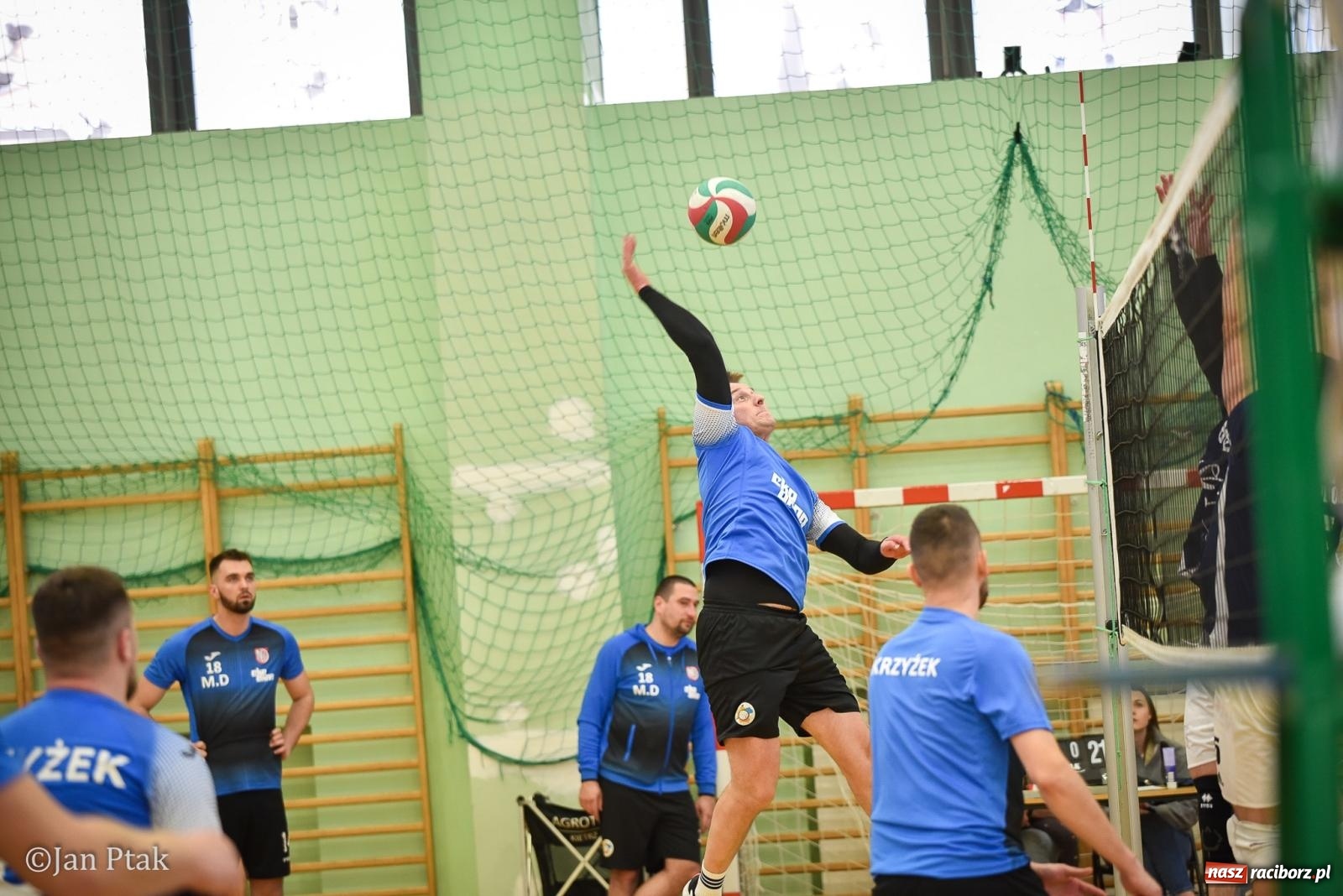 Zdjęcie w galerii na portalu naszraciborz.pl: Tokai Cobex najlepszy w XIII Turnieju Siatkarskim Zakładów Pracy i Służb Mundurowych w Raciborzu wiadomości z regionu